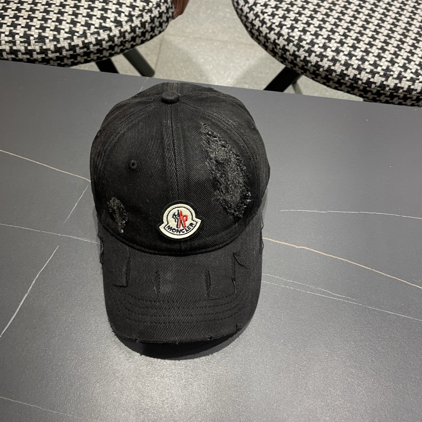 蒙口MONCLER破洞棒球帽，年轻时尚潮人穿搭色系，视觉效果超强，好看有质感！