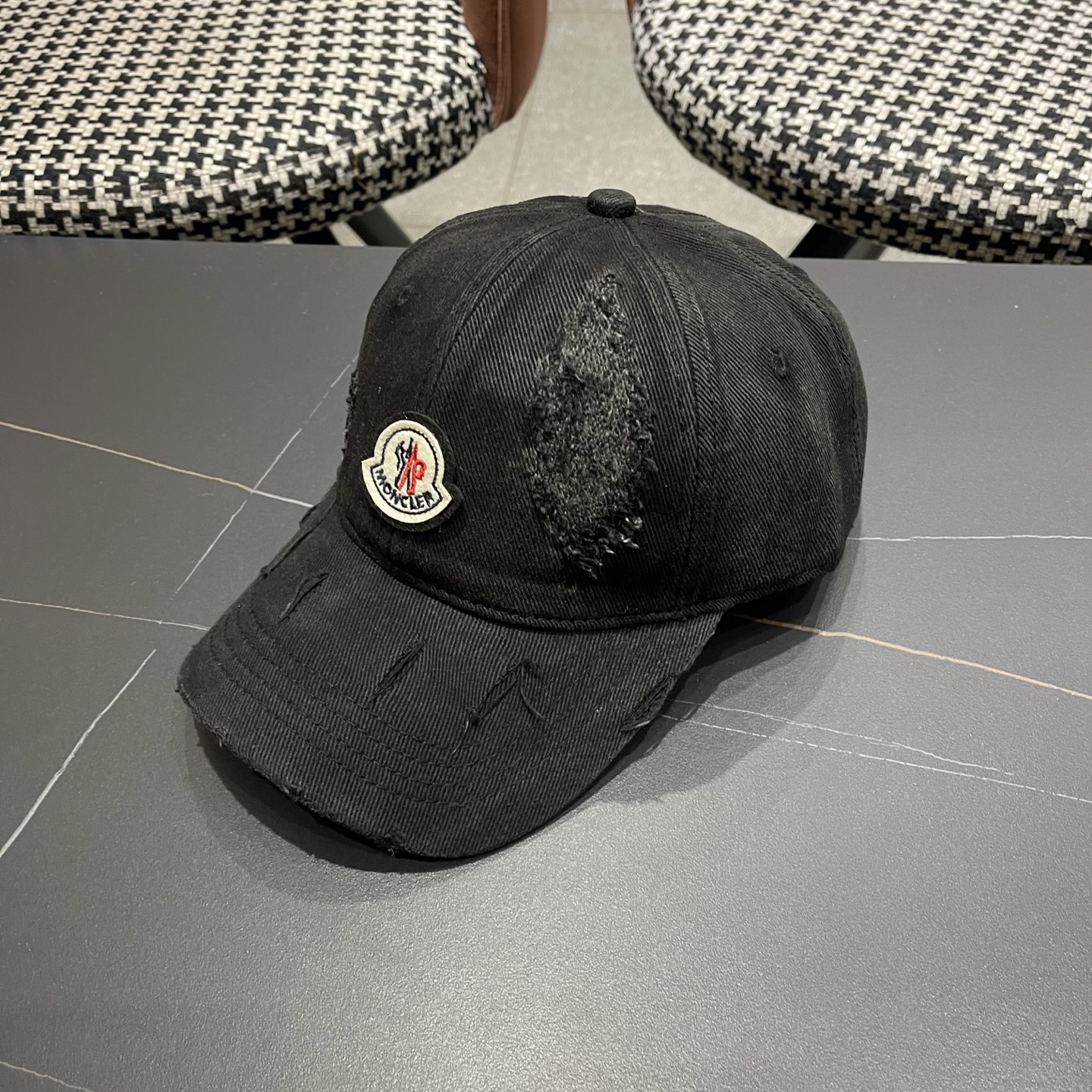 蒙口MONCLER破洞棒球帽，年轻时尚潮人穿搭色系，视觉效果超强，好看有质感！