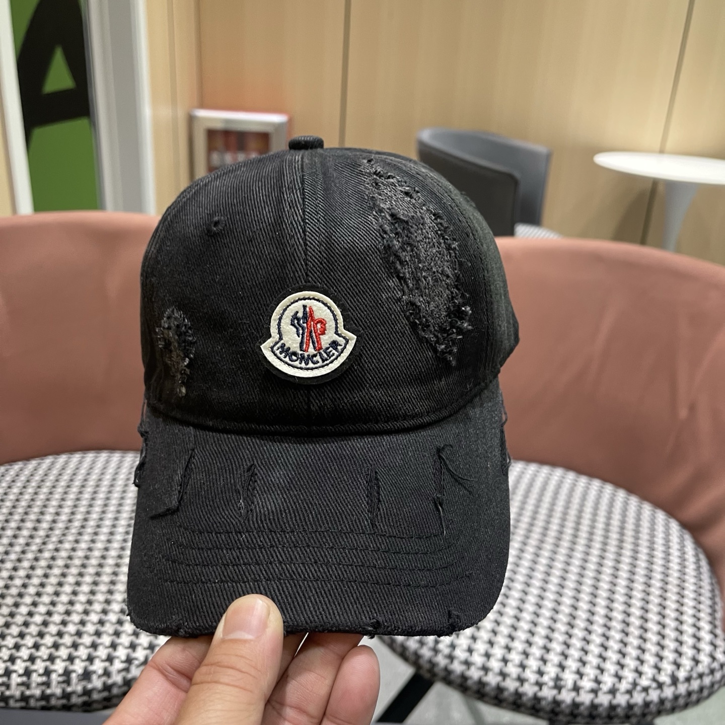 蒙口MONCLER破洞棒球帽，年轻时尚潮人穿搭色系，视觉效果超强，好看有质感！