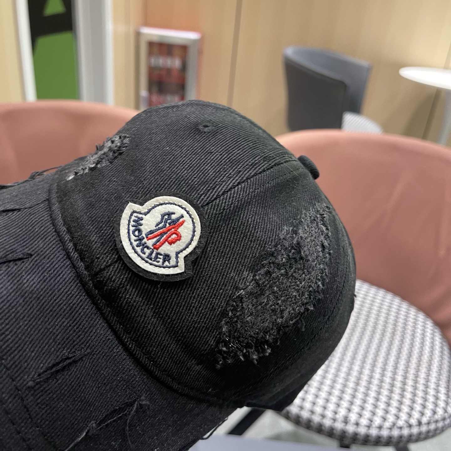 蒙口MONCLER破洞棒球帽，年轻时尚潮人穿搭色系，视觉效果超强，好看有质感！