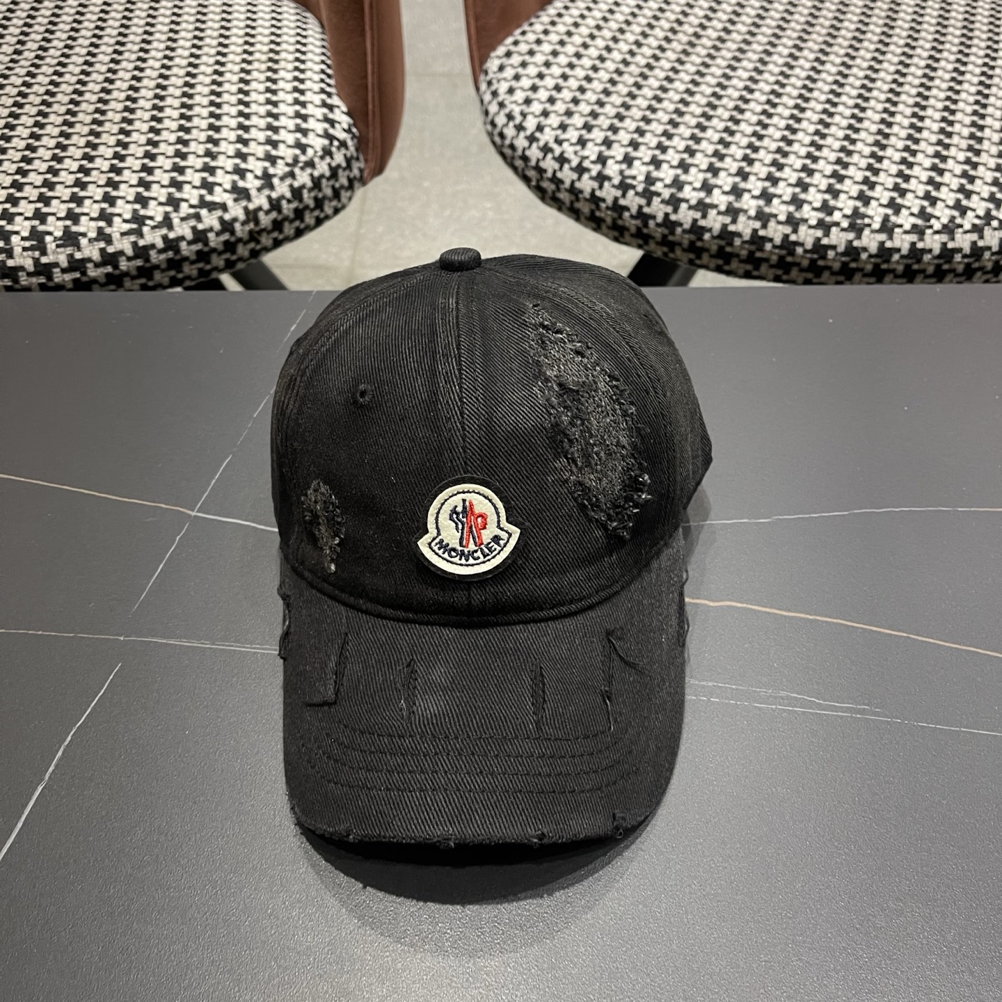 蒙口MONCLER破洞棒球帽，年轻时尚潮人穿搭色系，视觉效果超强，好看有质感！