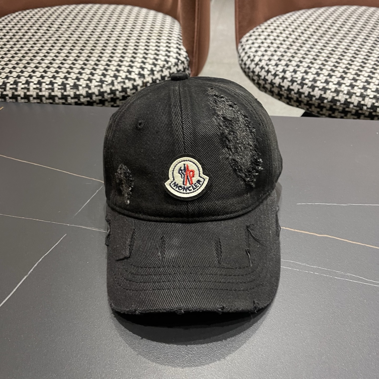 蒙口MONCLER破洞棒球帽，年轻时尚潮人穿搭色系，视觉效果超强，好看有质感！