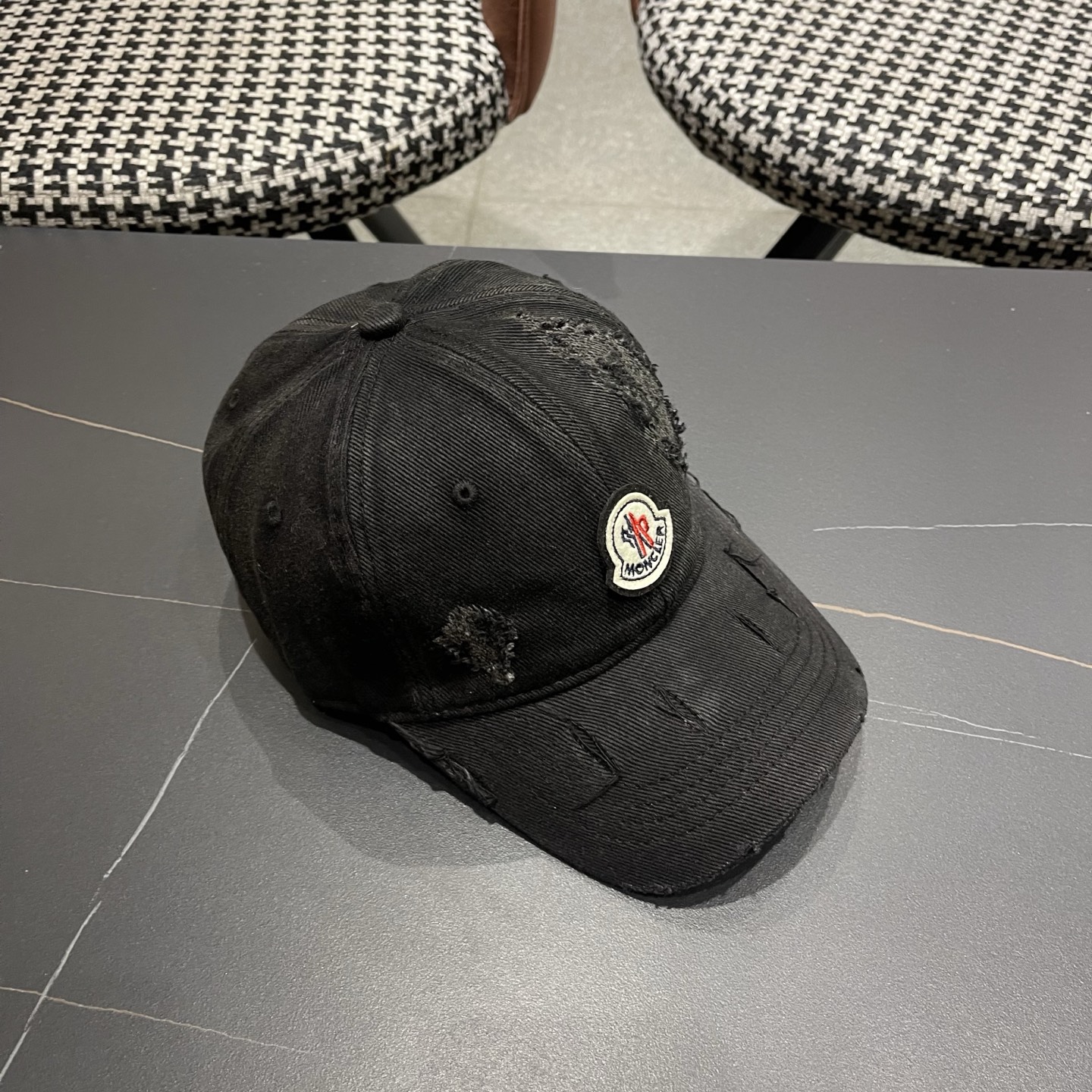 蒙口MONCLER破洞棒球帽，年轻时尚潮人穿搭色系，视觉效果超强，好看有质感！