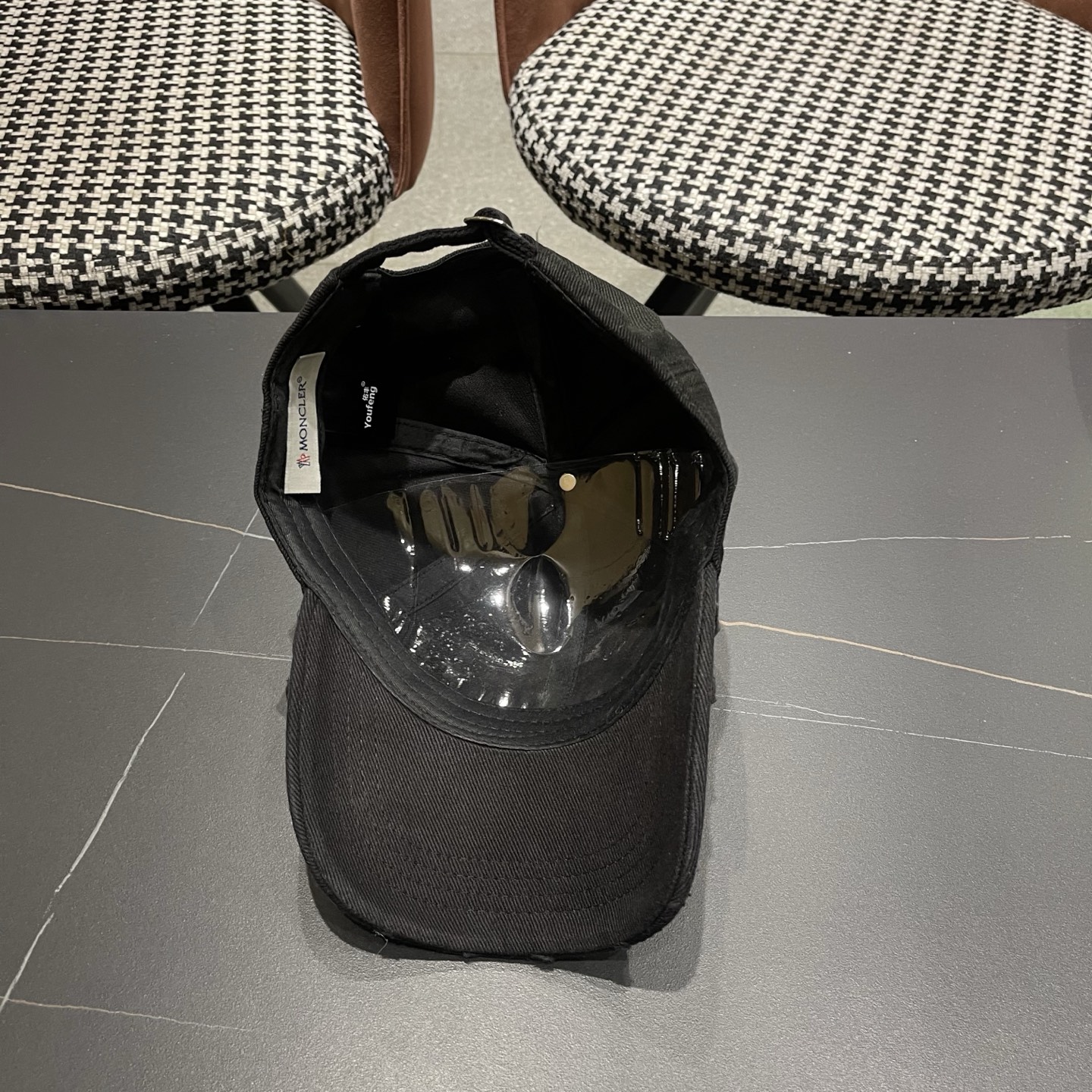 蒙口MONCLER破洞棒球帽，年轻时尚潮人穿搭色系，视觉效果超强，好看有质感！