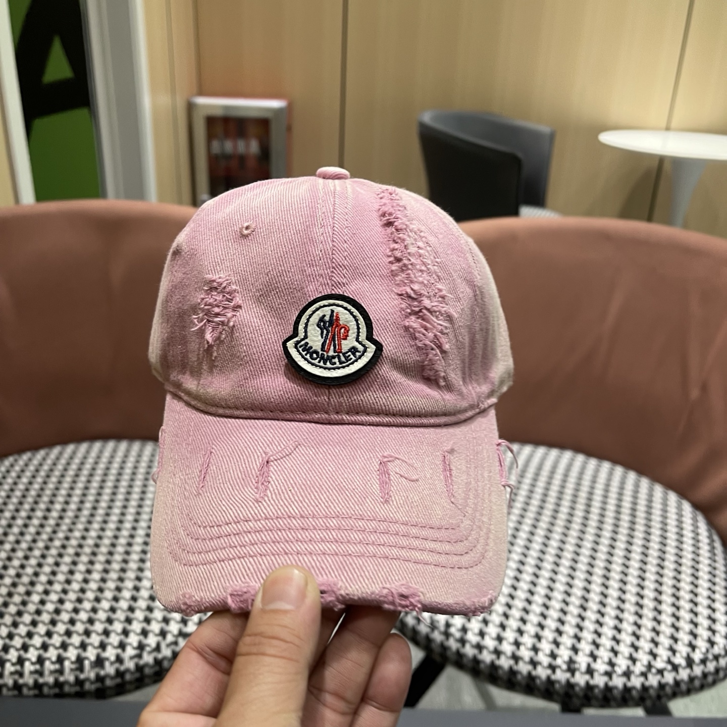 蒙口MONCLER破洞棒球帽，年轻时尚潮人穿搭色系，视觉效果超强，好看有质感！