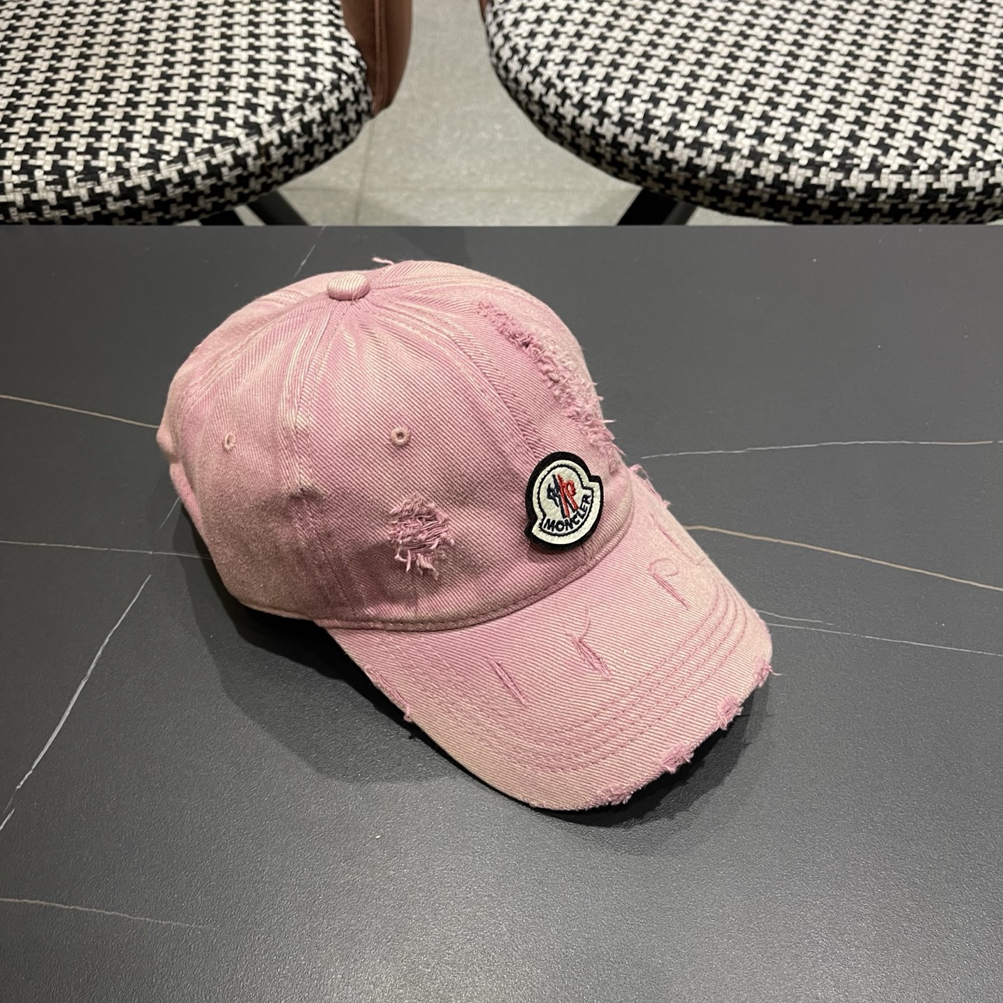 蒙口MONCLER破洞棒球帽，年轻时尚潮人穿搭色系，视觉效果超强，好看有质感！