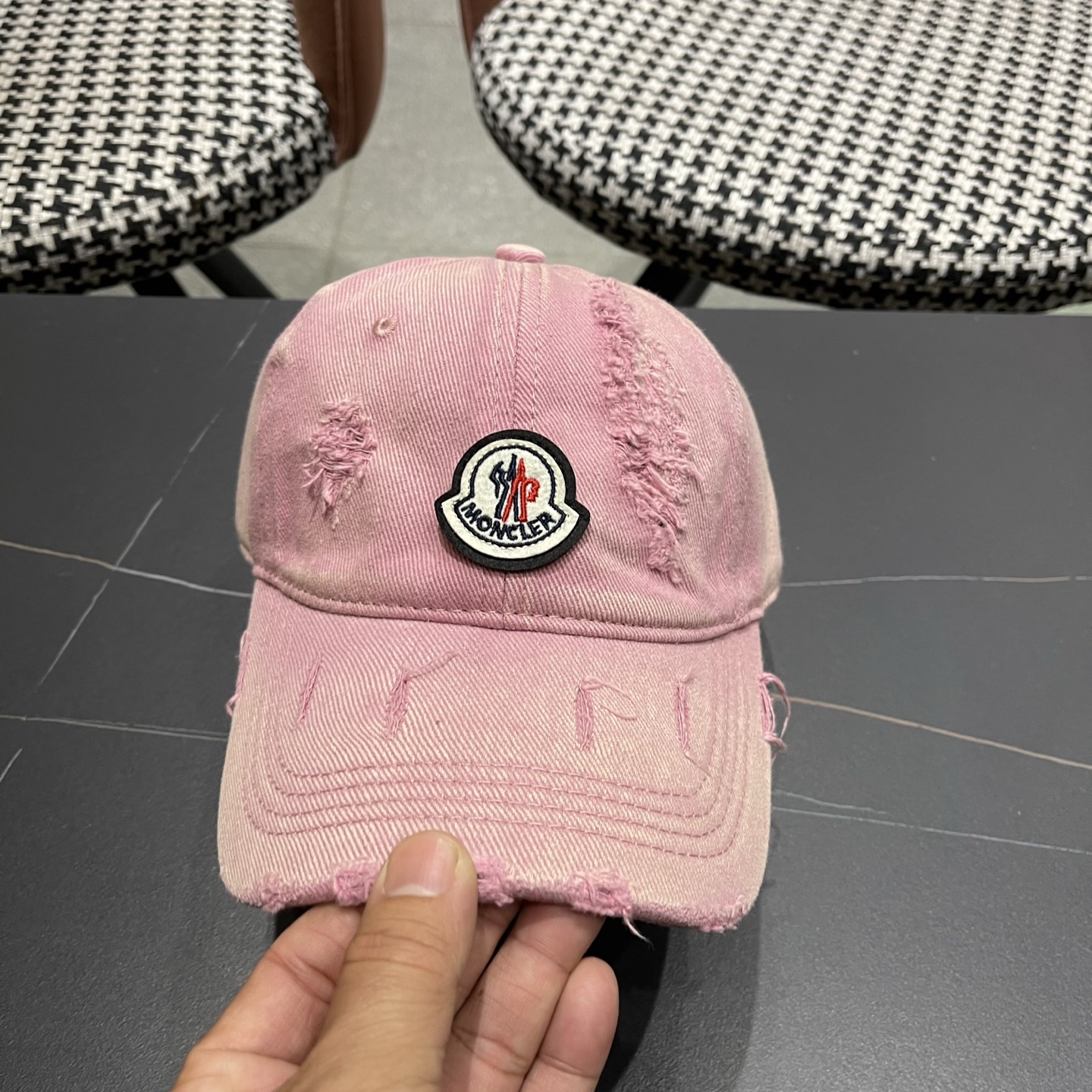 蒙口MONCLER破洞棒球帽，年轻时尚潮人穿搭色系，视觉效果超强，好看有质感！