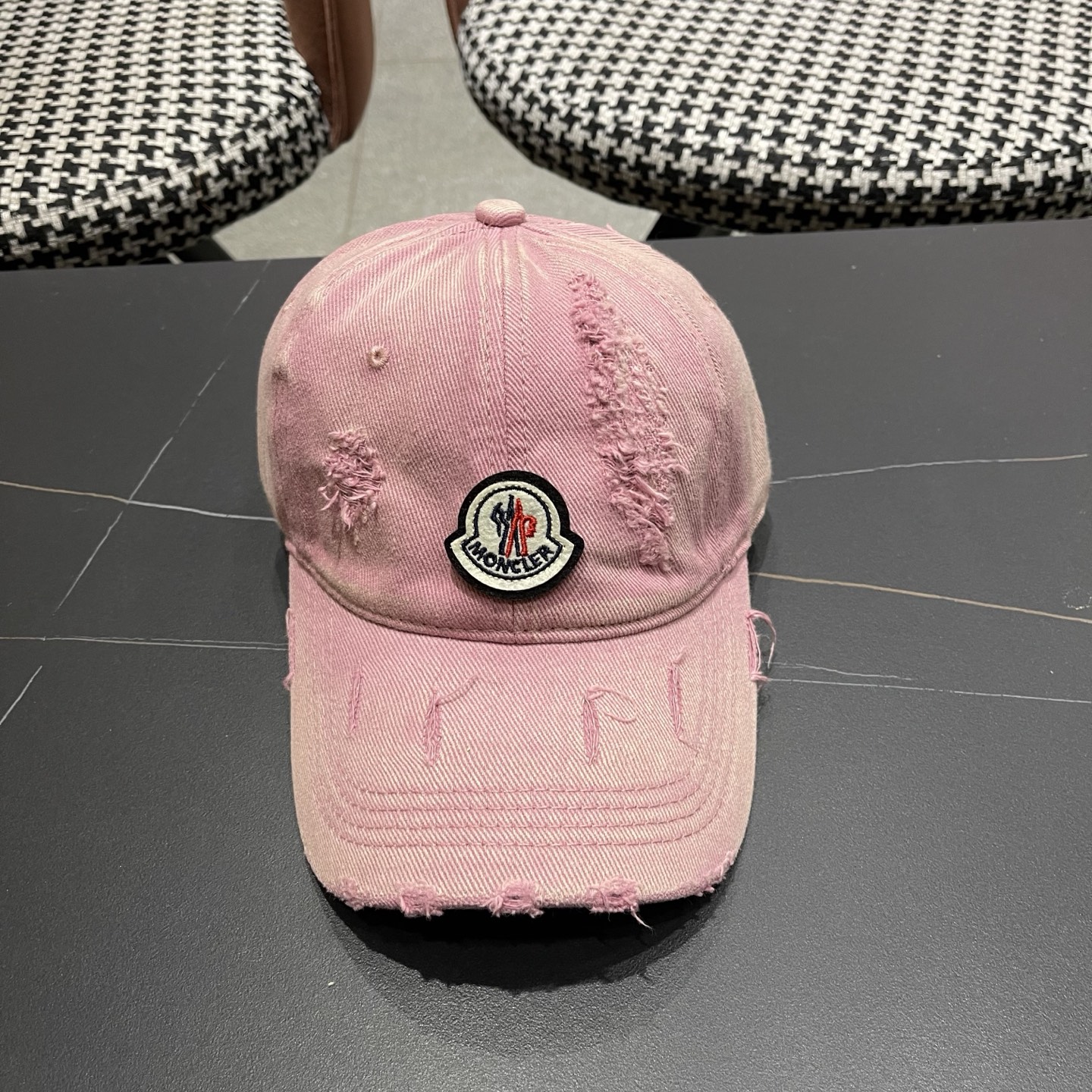 蒙口MONCLER破洞棒球帽，年轻时尚潮人穿搭色系，视觉效果超强，好看有质感！
