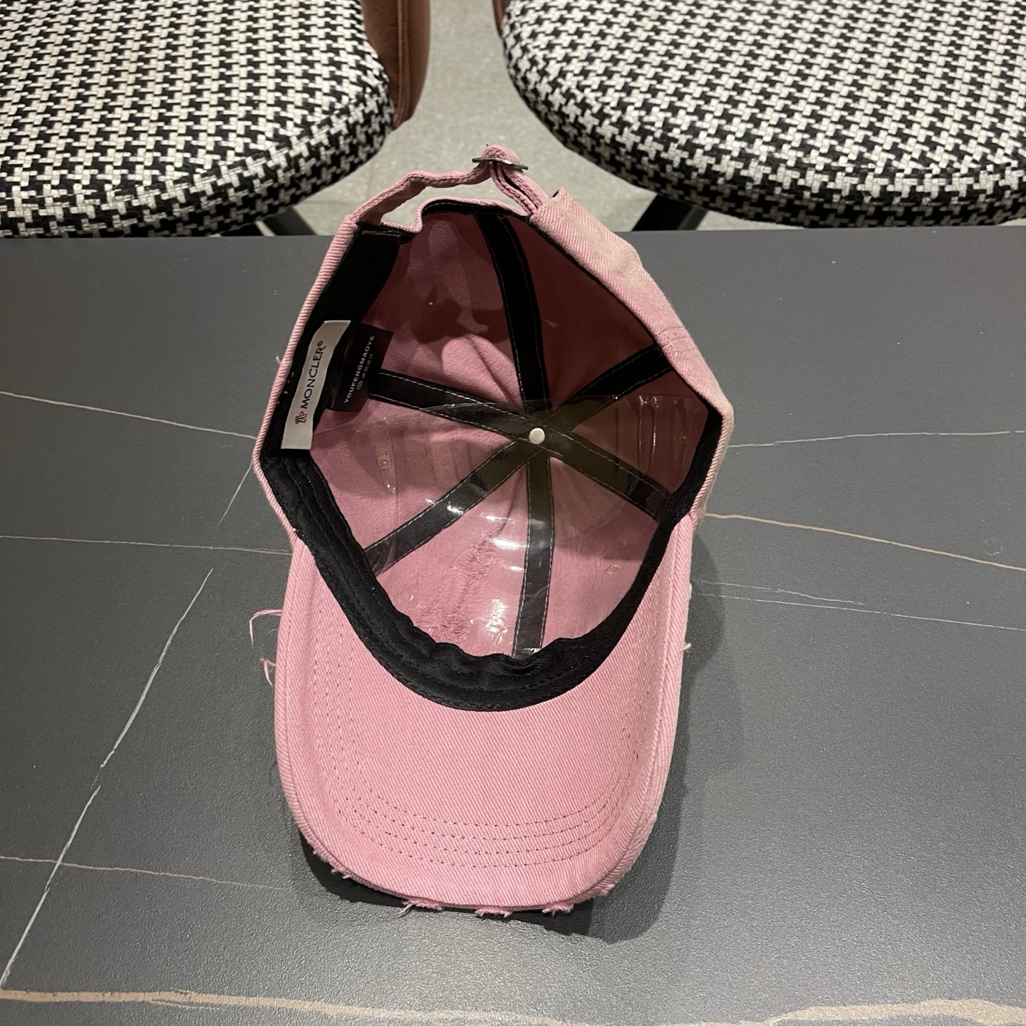 蒙口MONCLER破洞棒球帽，年轻时尚潮人穿搭色系，视觉效果超强，好看有质感！