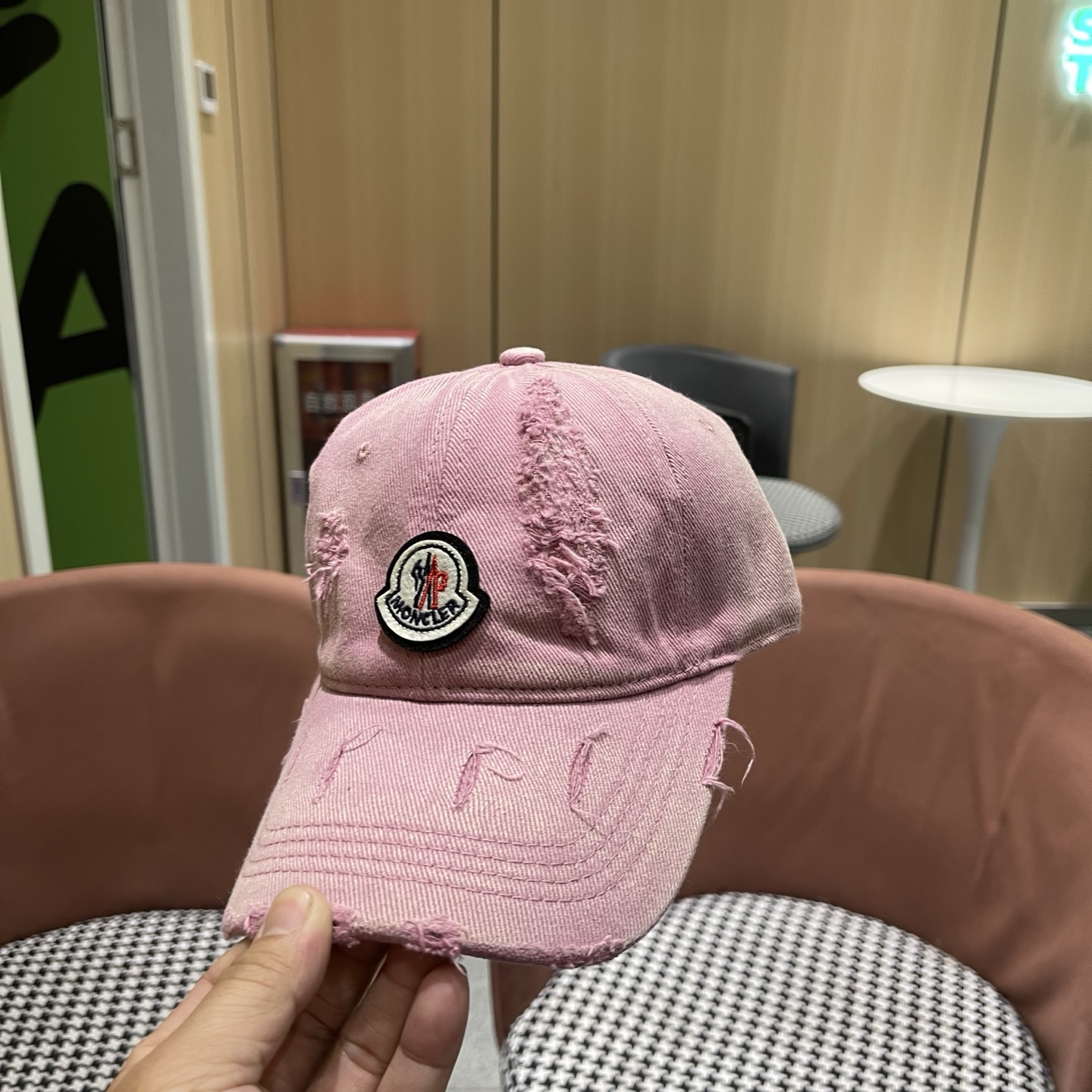蒙口MONCLER破洞棒球帽，年轻时尚潮人穿搭色系，视觉效果超强，好看有质感！