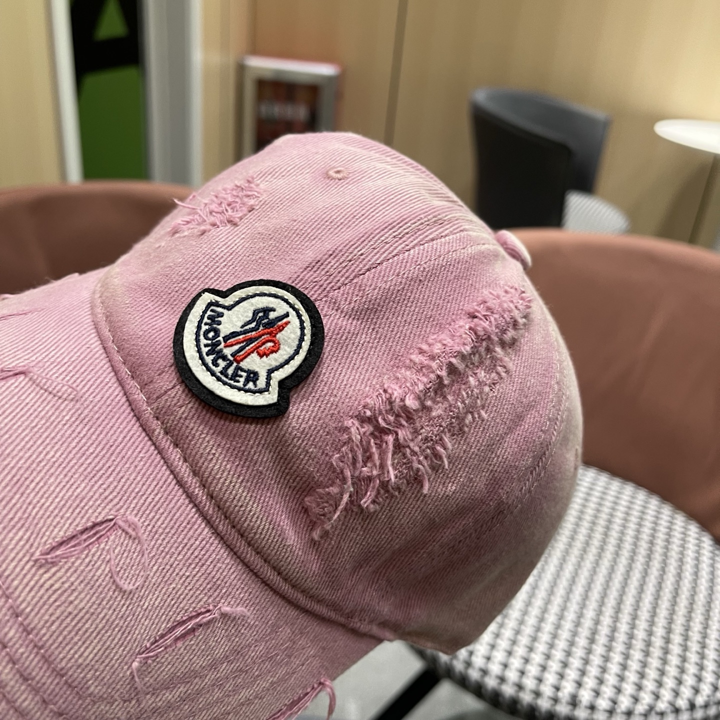 蒙口MONCLER破洞棒球帽，年轻时尚潮人穿搭色系，视觉效果超强，好看有质感！
