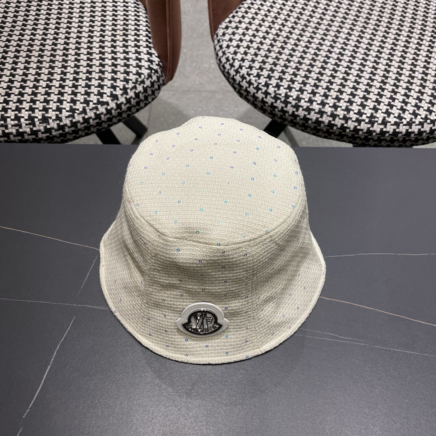 MONCLER（蒙口）重工烫钻渔夫帽子女显脸小水桶帽新款户外出游可折叠百搭盆帽