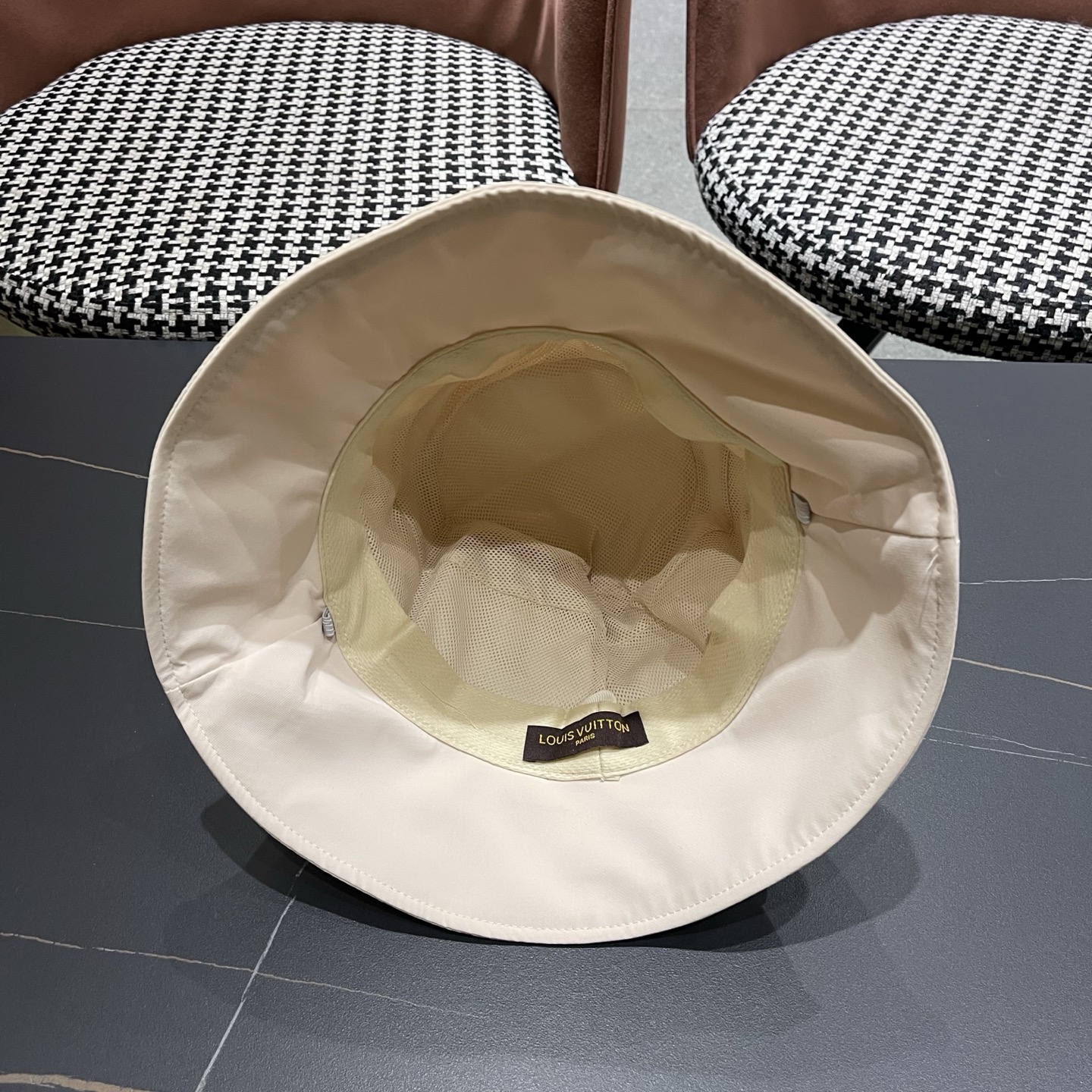 LV渔夫帽🧢新款路易威登轻便防晒渔夫帽🧢 火爆出货，质量超赞👍 时尚百搭