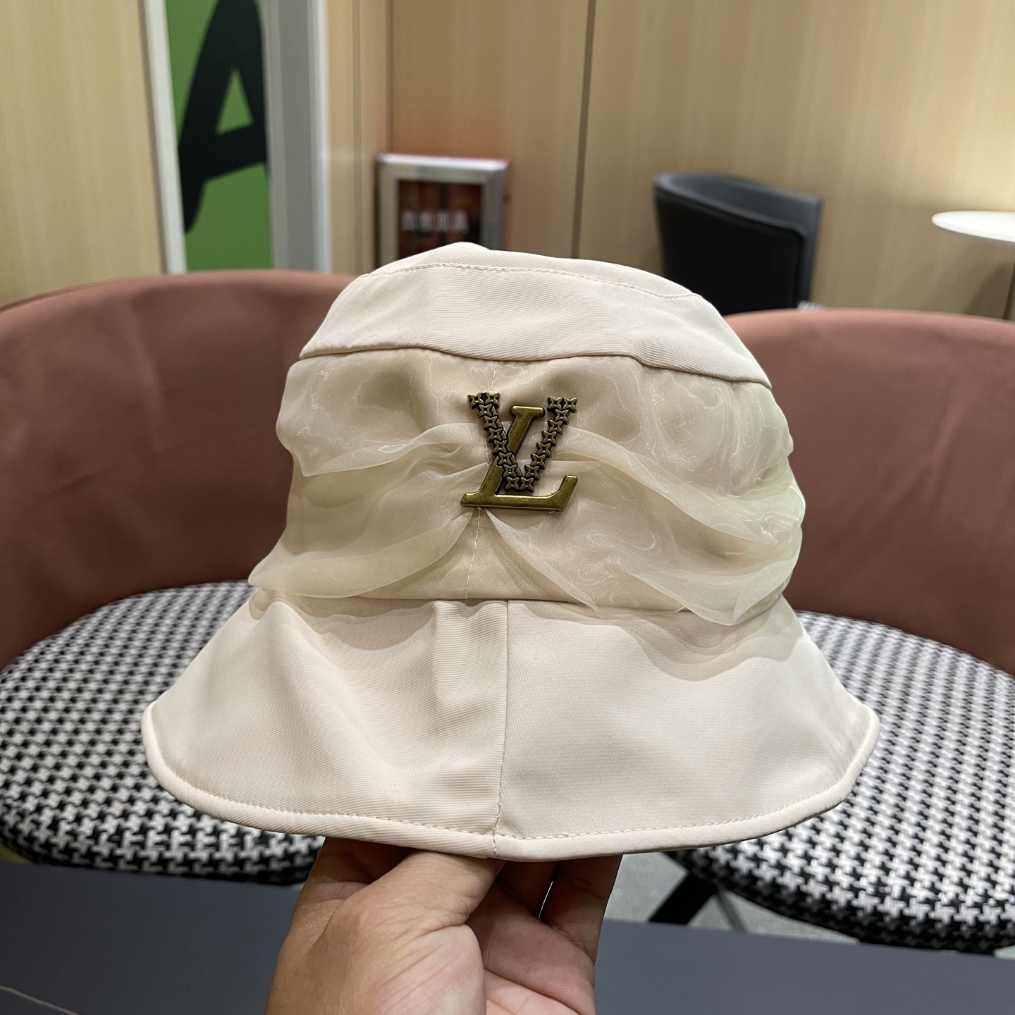 LV渔夫帽🧢新款路易威登轻便防晒渔夫帽🧢 火爆出货，质量超赞👍 时尚百搭