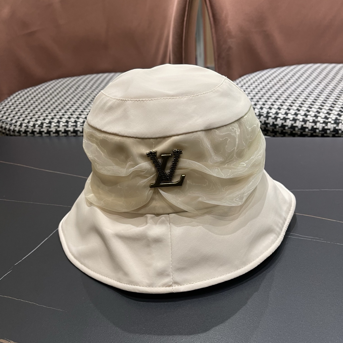 LV渔夫帽🧢新款路易威登轻便防晒渔夫帽🧢 火爆出货，质量超赞👍 时尚百搭