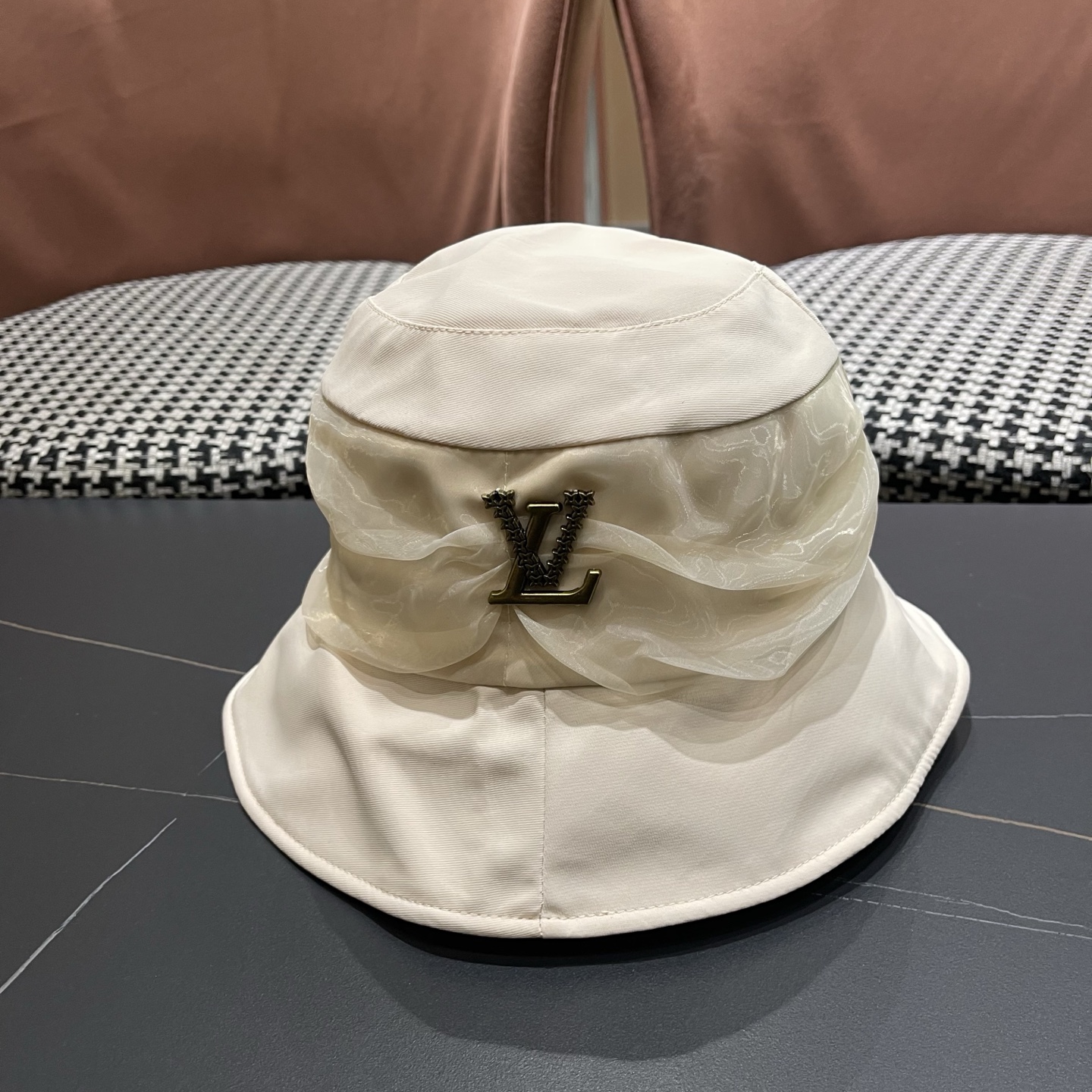 LV渔夫帽🧢新款路易威登轻便防晒渔夫帽🧢 火爆出货，质量超赞👍 时尚百搭