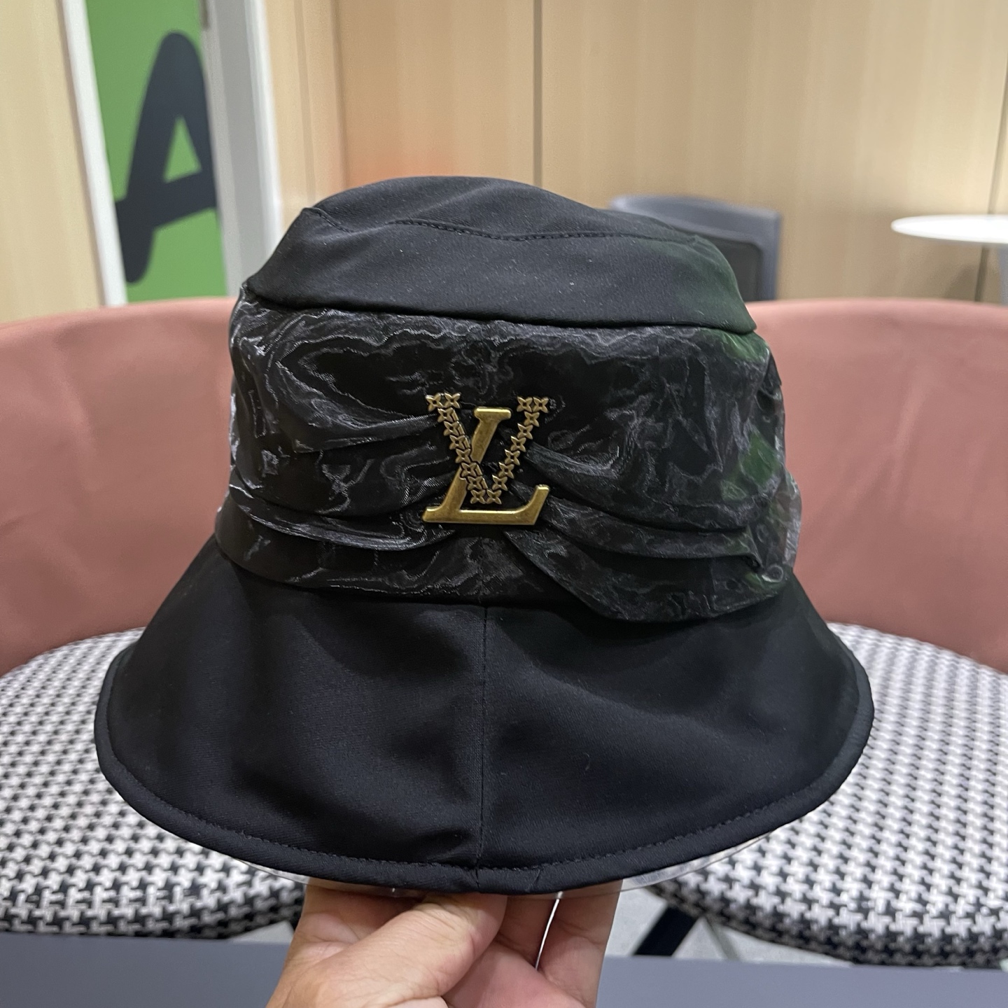 LV渔夫帽🧢新款路易威登轻便防晒渔夫帽🧢 火爆出货，质量超赞👍 时尚百搭