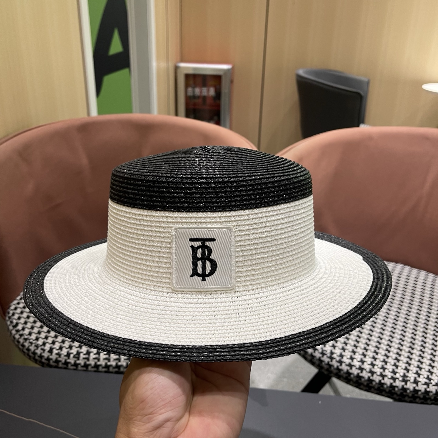 巴宝莉 Burberry新款平顶草帽  夏天海边首选～新款材质编织而成～质感满分💯