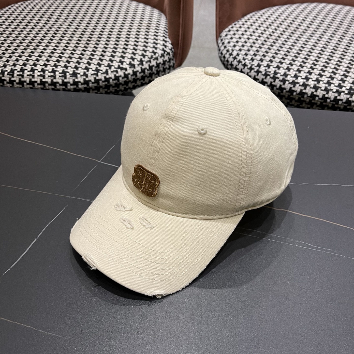 BALENCIAGA巴黎世家新款棒球帽，很酷的色系，男女佩戴都有不同style，巴黎粉必入款！