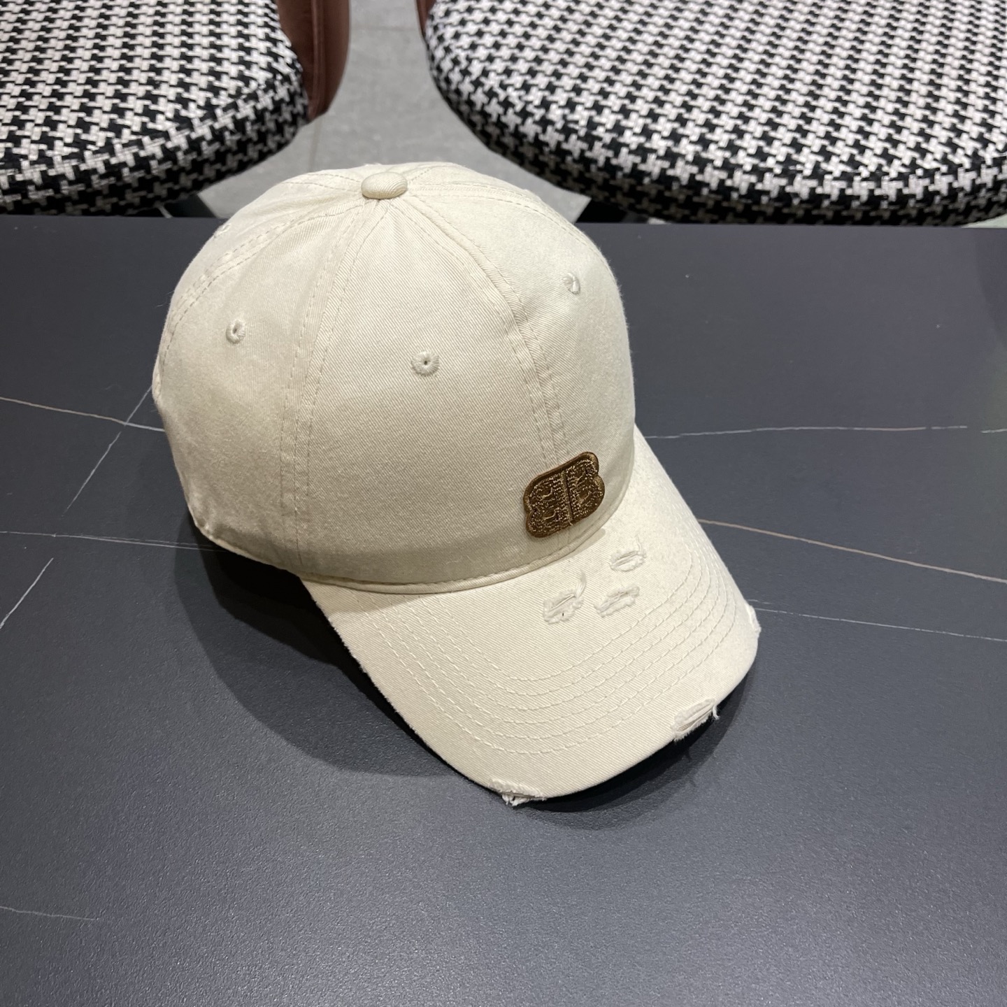 BALENCIAGA巴黎世家新款棒球帽，很酷的色系，男女佩戴都有不同style，巴黎粉必入款！