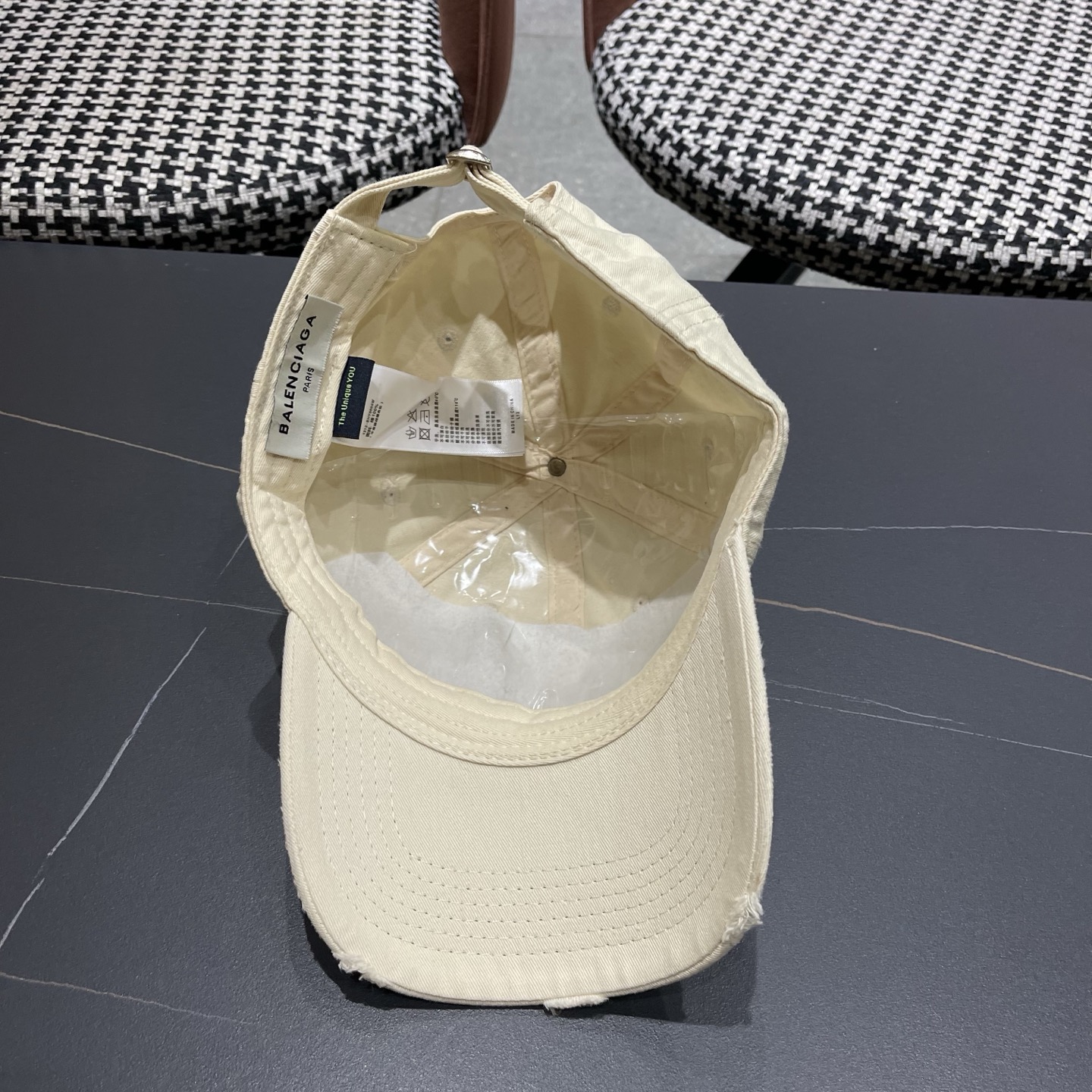 BALENCIAGA巴黎世家新款棒球帽，很酷的色系，男女佩戴都有不同style，巴黎粉必入款！