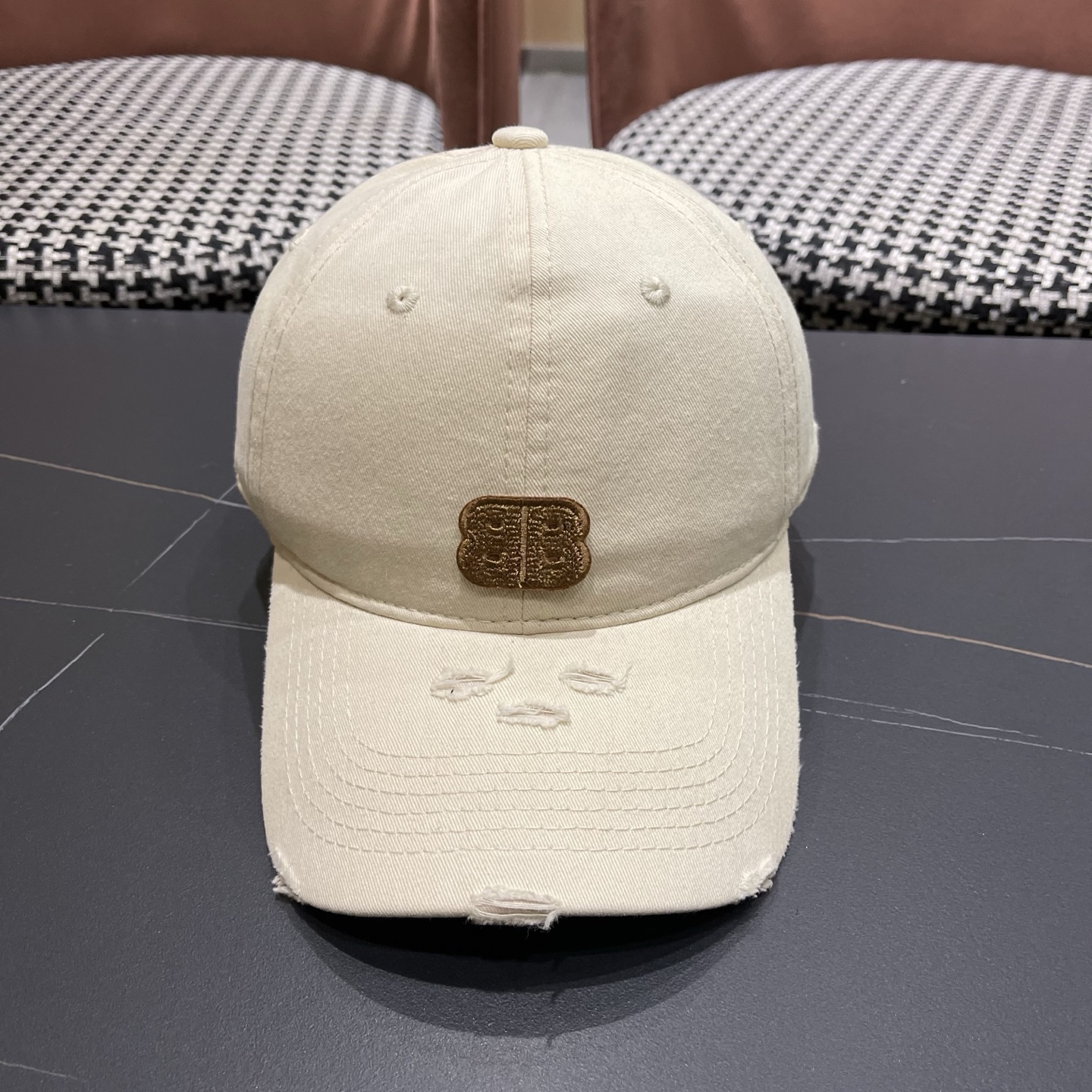 BALENCIAGA巴黎世家新款棒球帽，很酷的色系，男女佩戴都有不同style，巴黎粉必入款！