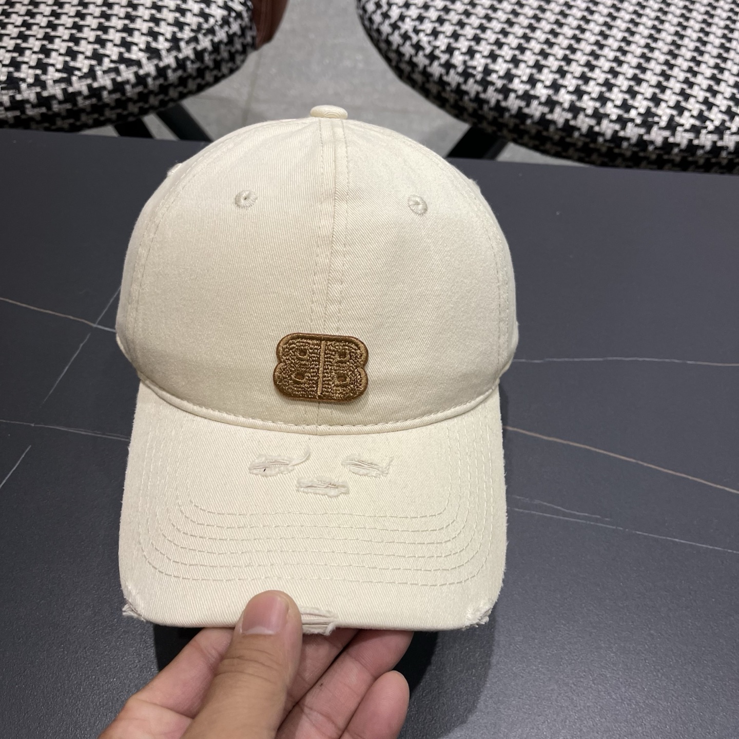 BALENCIAGA巴黎世家新款棒球帽，很酷的色系，男女佩戴都有不同style，巴黎粉必入款！