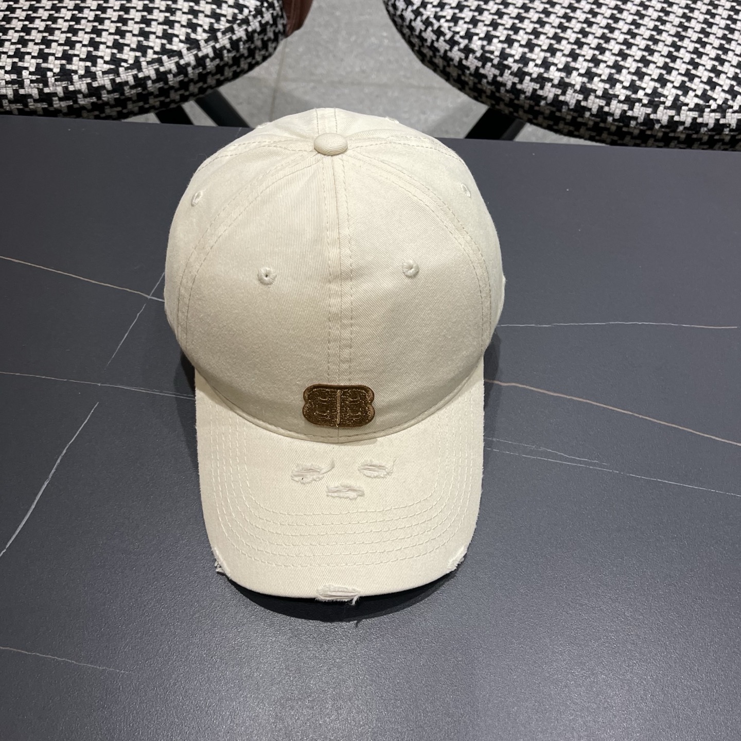 BALENCIAGA巴黎世家新款棒球帽，很酷的色系，男女佩戴都有不同style，巴黎粉必入款！