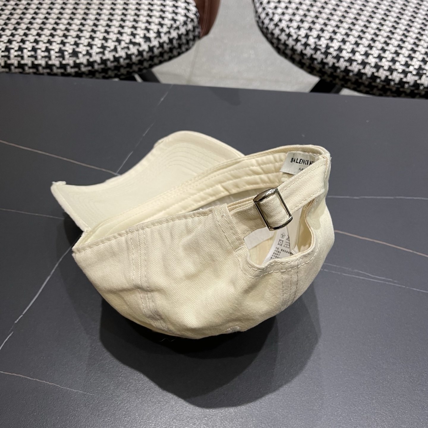 BALENCIAGA巴黎世家新款棒球帽，很酷的色系，男女佩戴都有不同style，巴黎粉必入款！