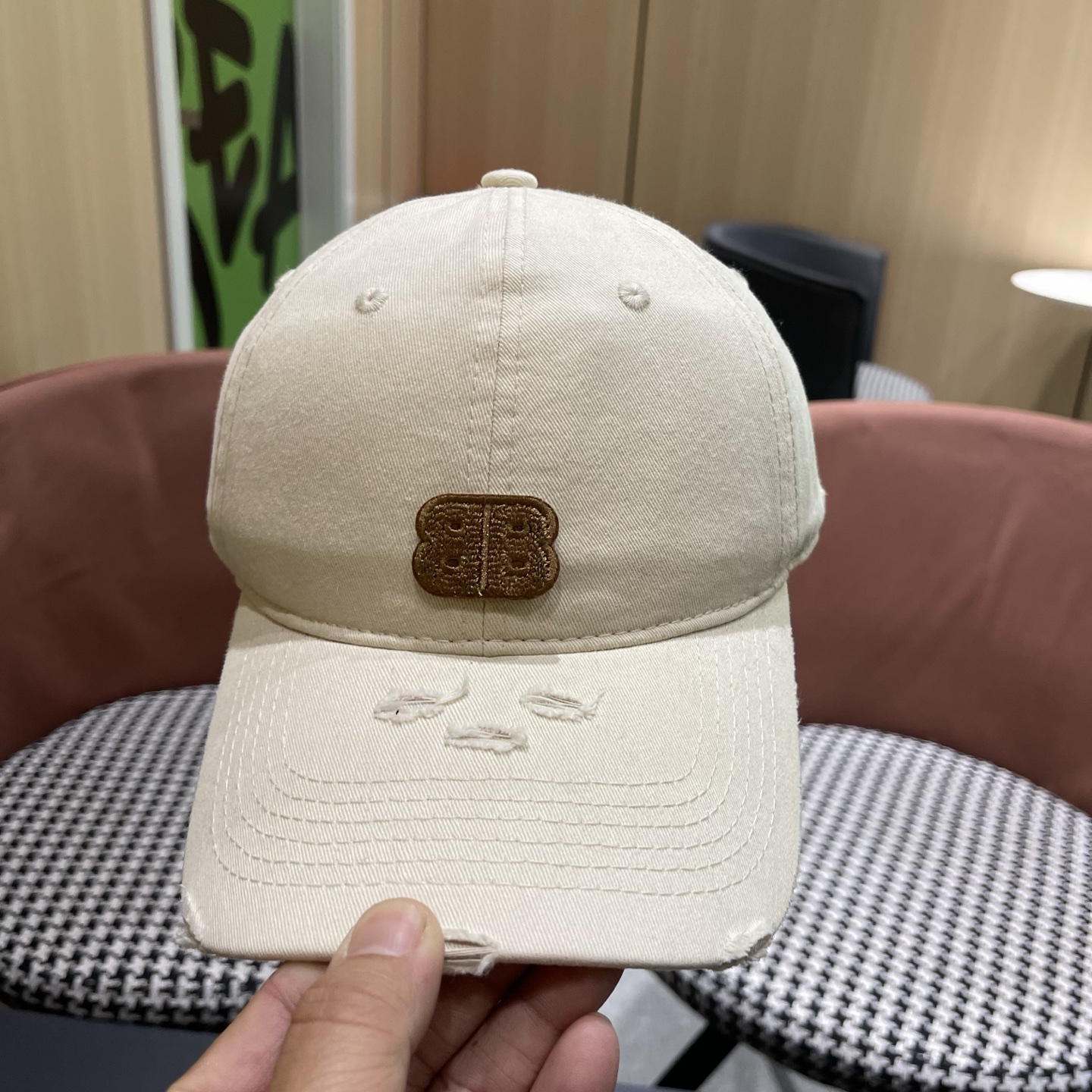 BALENCIAGA巴黎世家新款棒球帽，很酷的色系，男女佩戴都有不同style，巴黎粉必入款！