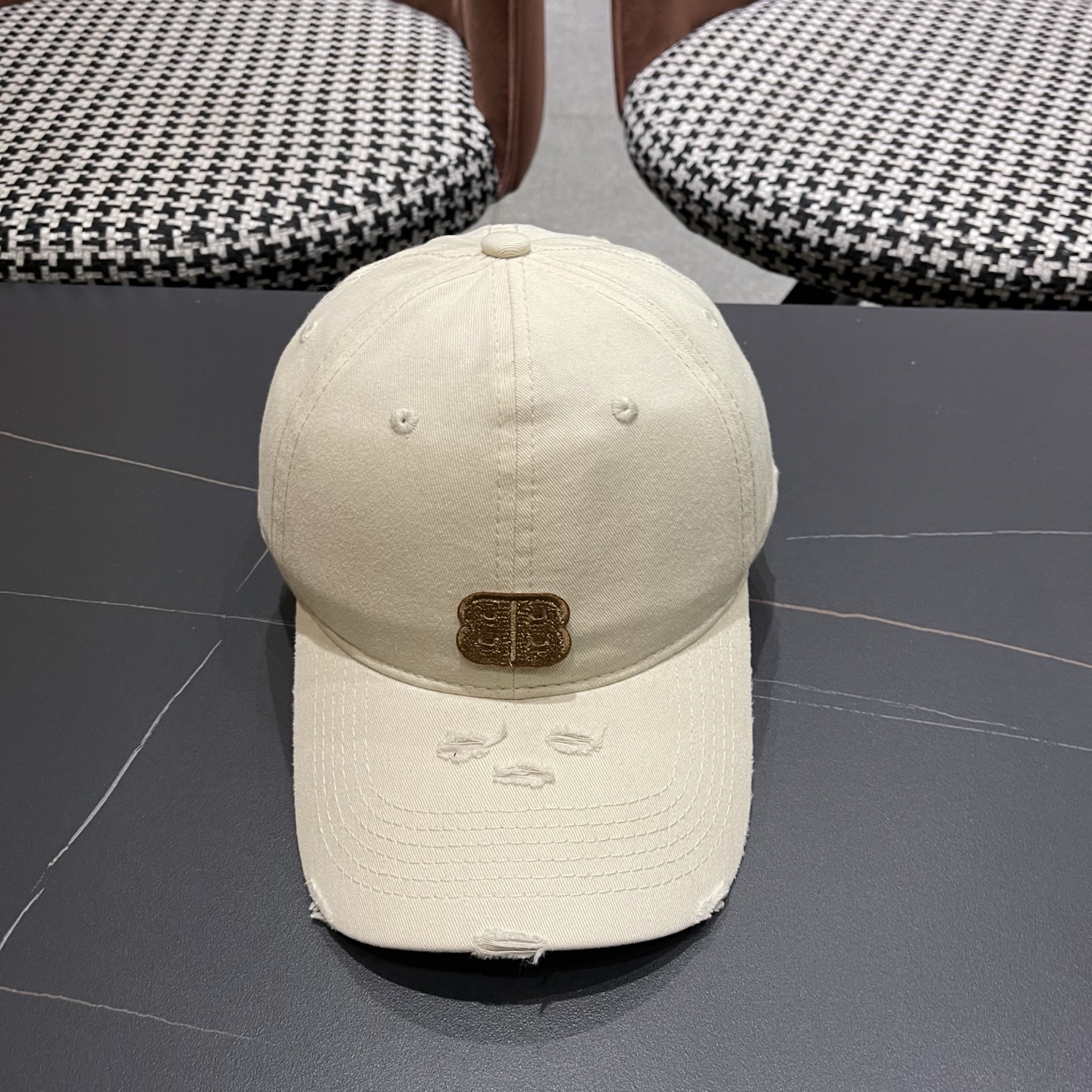 BALENCIAGA巴黎世家新款棒球帽，很酷的色系，男女佩戴都有不同style，巴黎粉必入款！