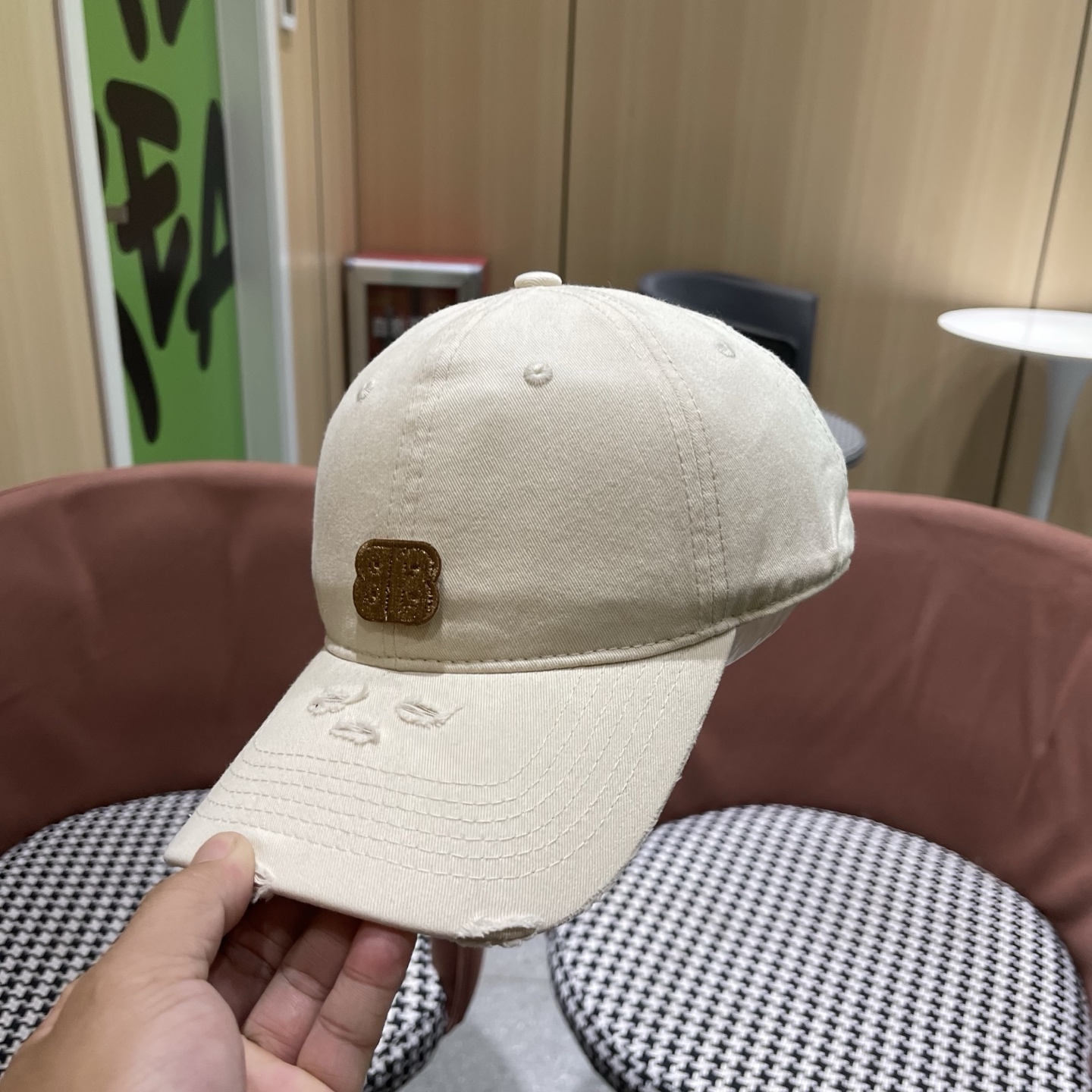 BALENCIAGA巴黎世家新款棒球帽，很酷的色系，男女佩戴都有不同style，巴黎粉必入款！