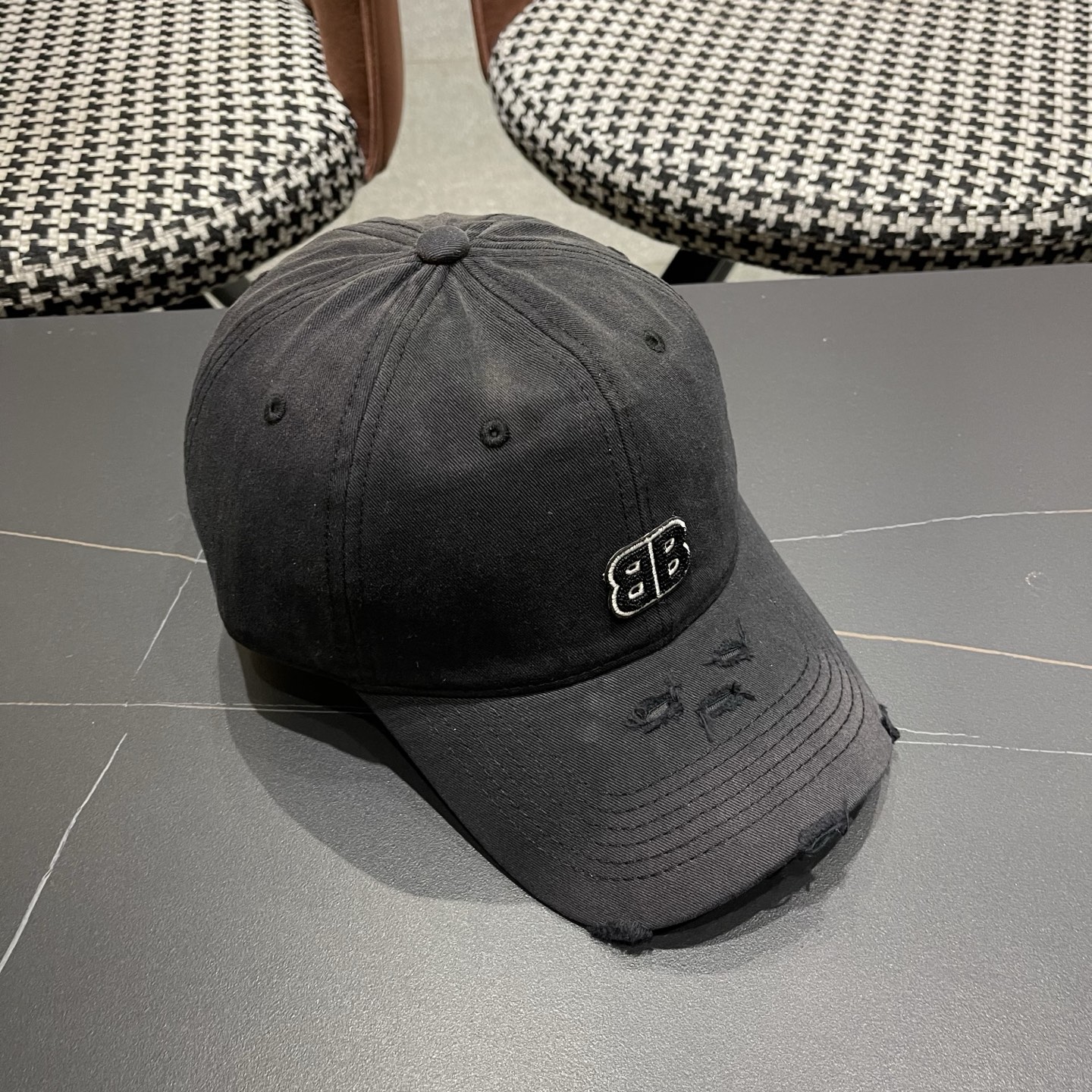 BALENCIAGA巴黎世家新款棒球帽，很酷的色系，男女佩戴都有不同style，巴黎粉必入款！