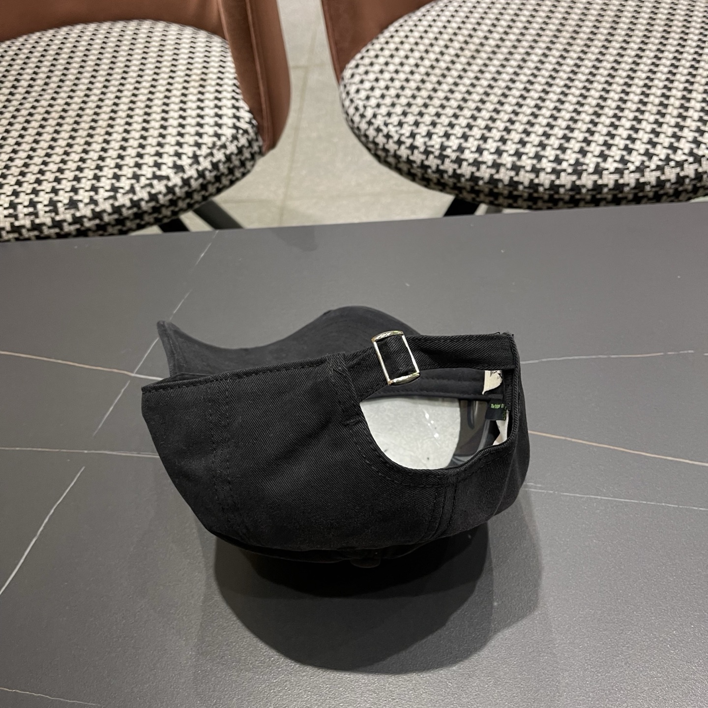 BALENCIAGA巴黎世家新款棒球帽，很酷的色系，男女佩戴都有不同style，巴黎粉必入款！
