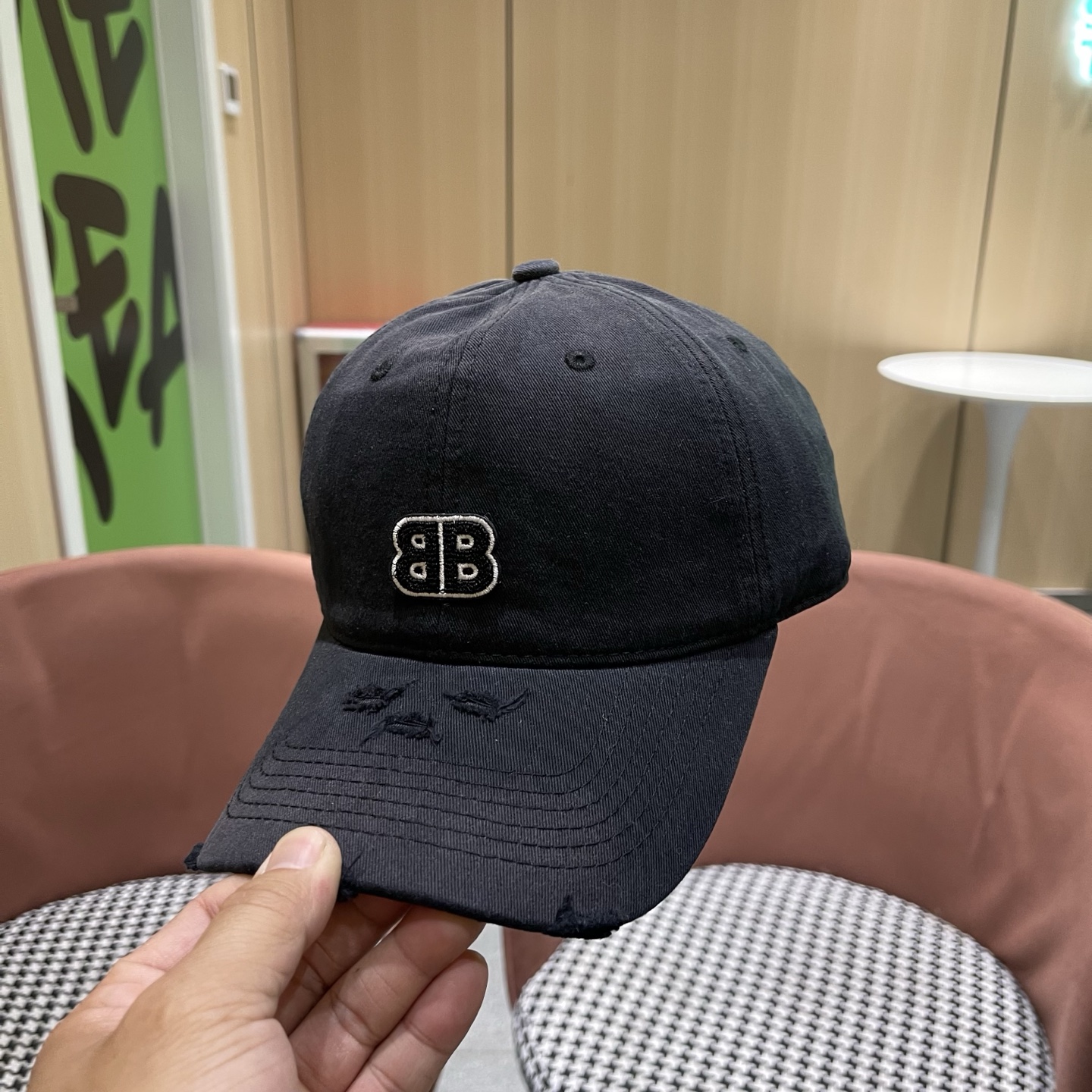 BALENCIAGA巴黎世家新款棒球帽，很酷的色系，男女佩戴都有不同style，巴黎粉必入款！