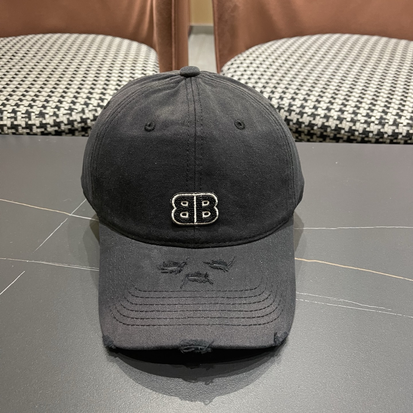 BALENCIAGA巴黎世家新款棒球帽，很酷的色系，男女佩戴都有不同style，巴黎粉必入款！