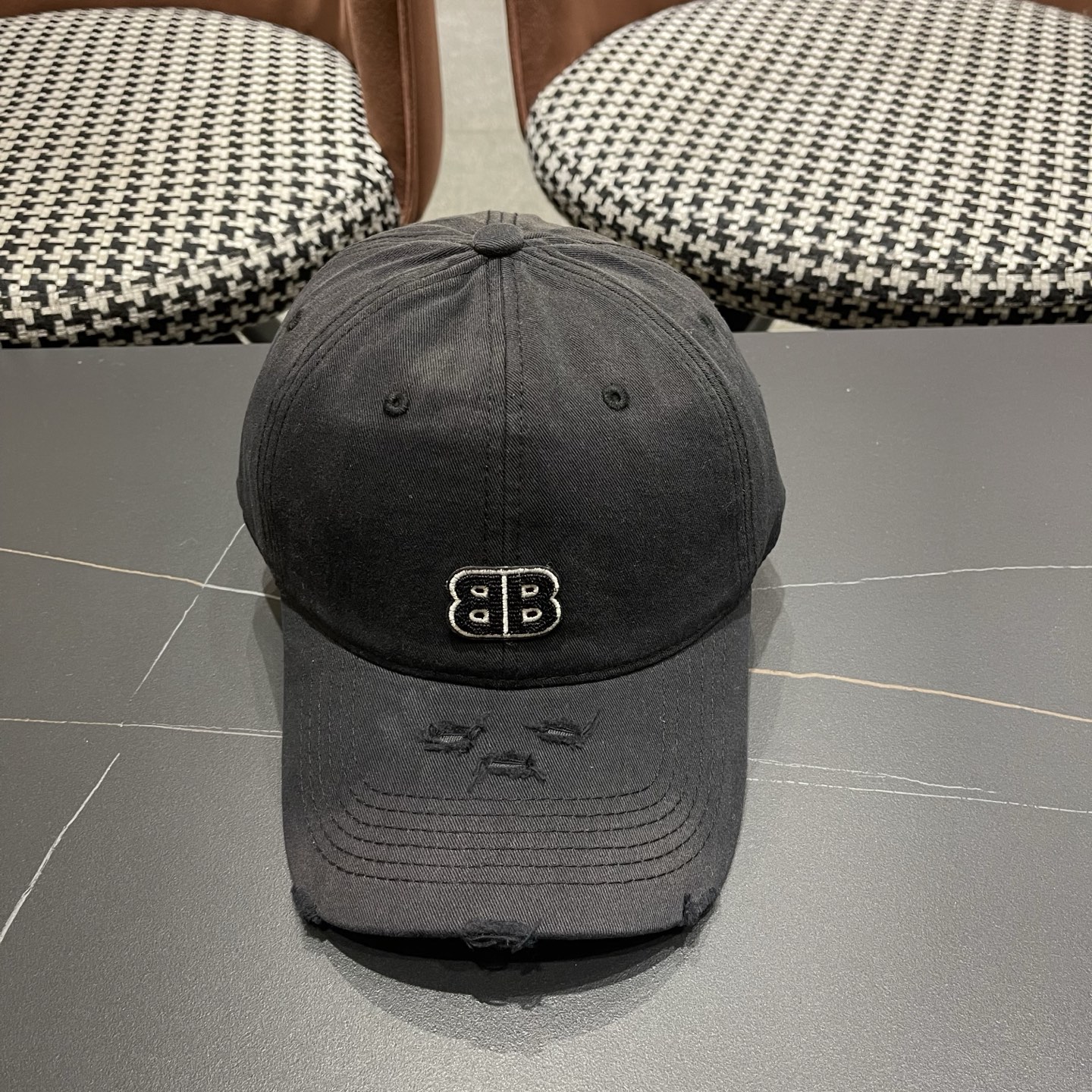 BALENCIAGA巴黎世家新款棒球帽，很酷的色系，男女佩戴都有不同style，巴黎粉必入款！
