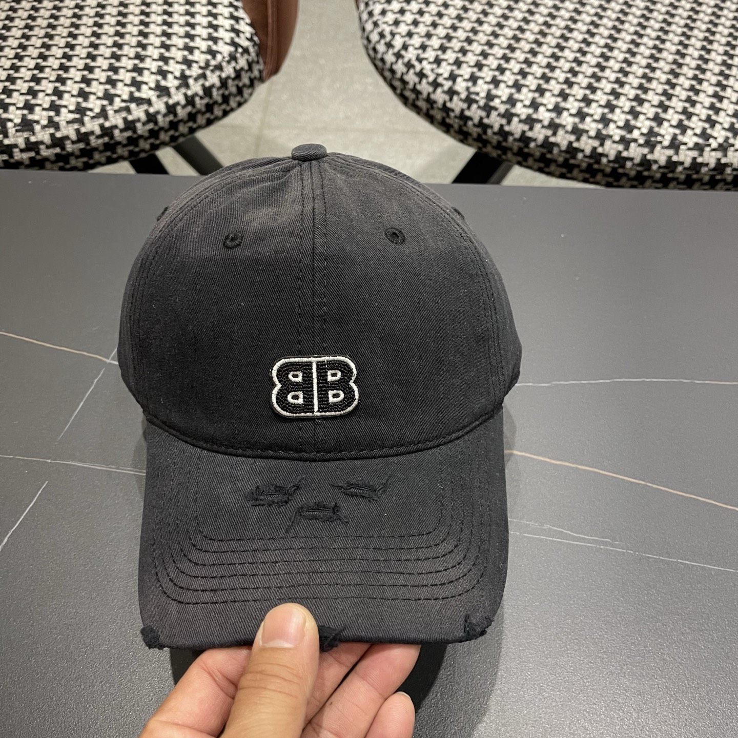 BALENCIAGA巴黎世家新款棒球帽，很酷的色系，男女佩戴都有不同style，巴黎粉必入款！