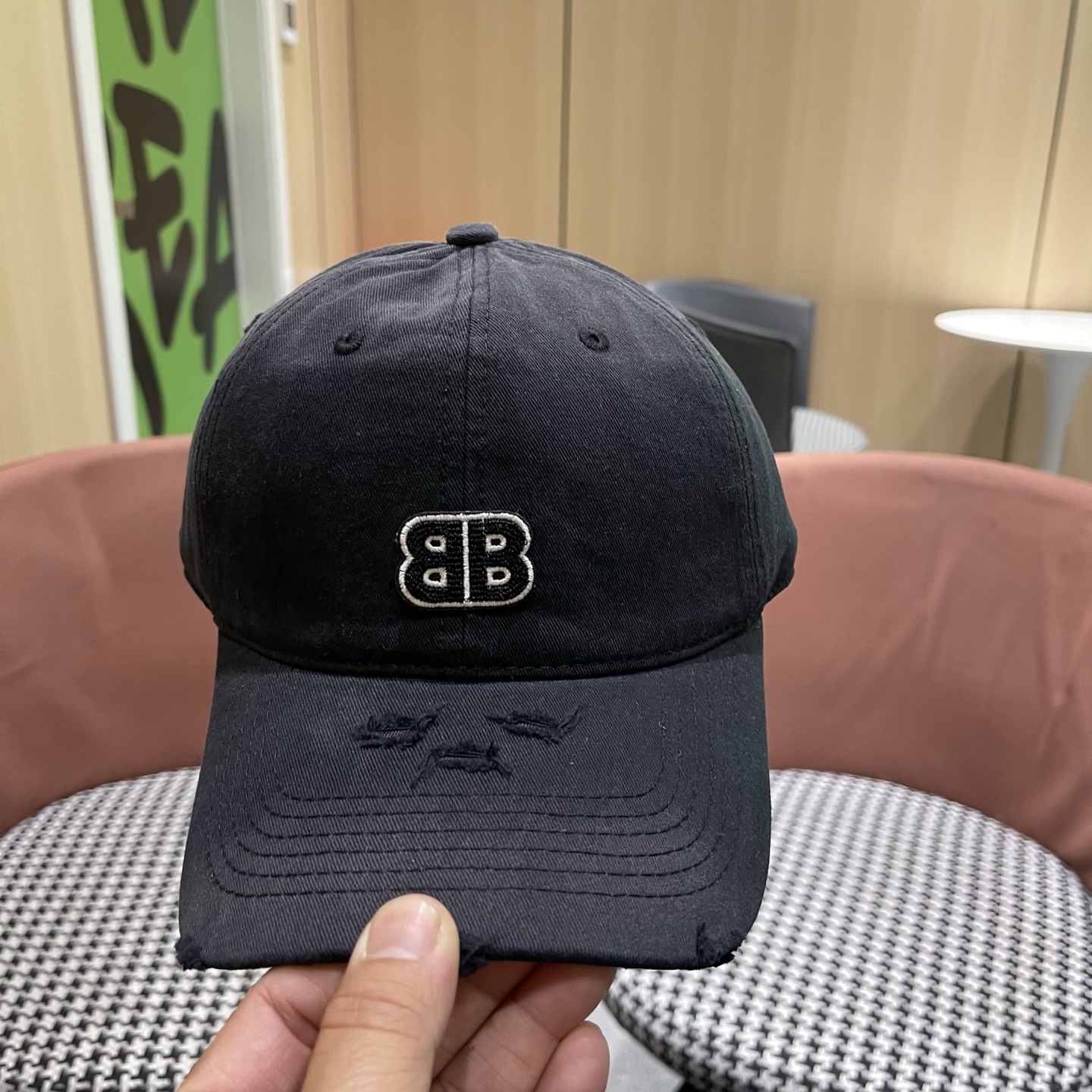 BALENCIAGA巴黎世家新款棒球帽，很酷的色系，男女佩戴都有不同style，巴黎粉必入款！