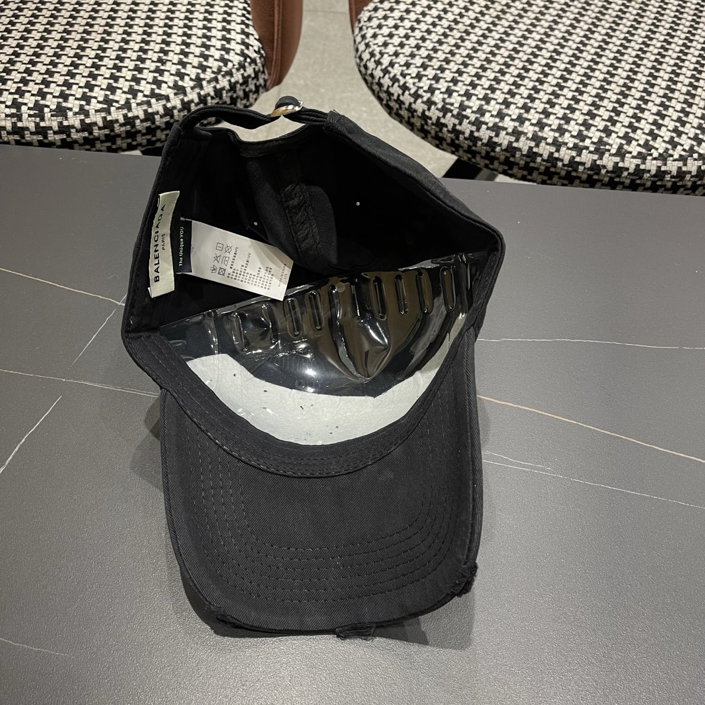 BALENCIAGA巴黎世家新款棒球帽，很酷的色系，男女佩戴都有不同style，巴黎粉必入款！