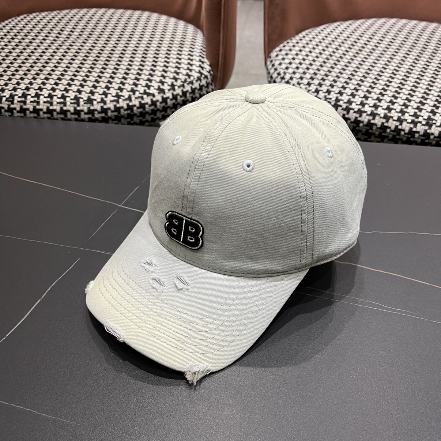 BALENCIAGA巴黎世家新款棒球帽，很酷的色系，男女佩戴都有不同style，巴黎粉必入款！