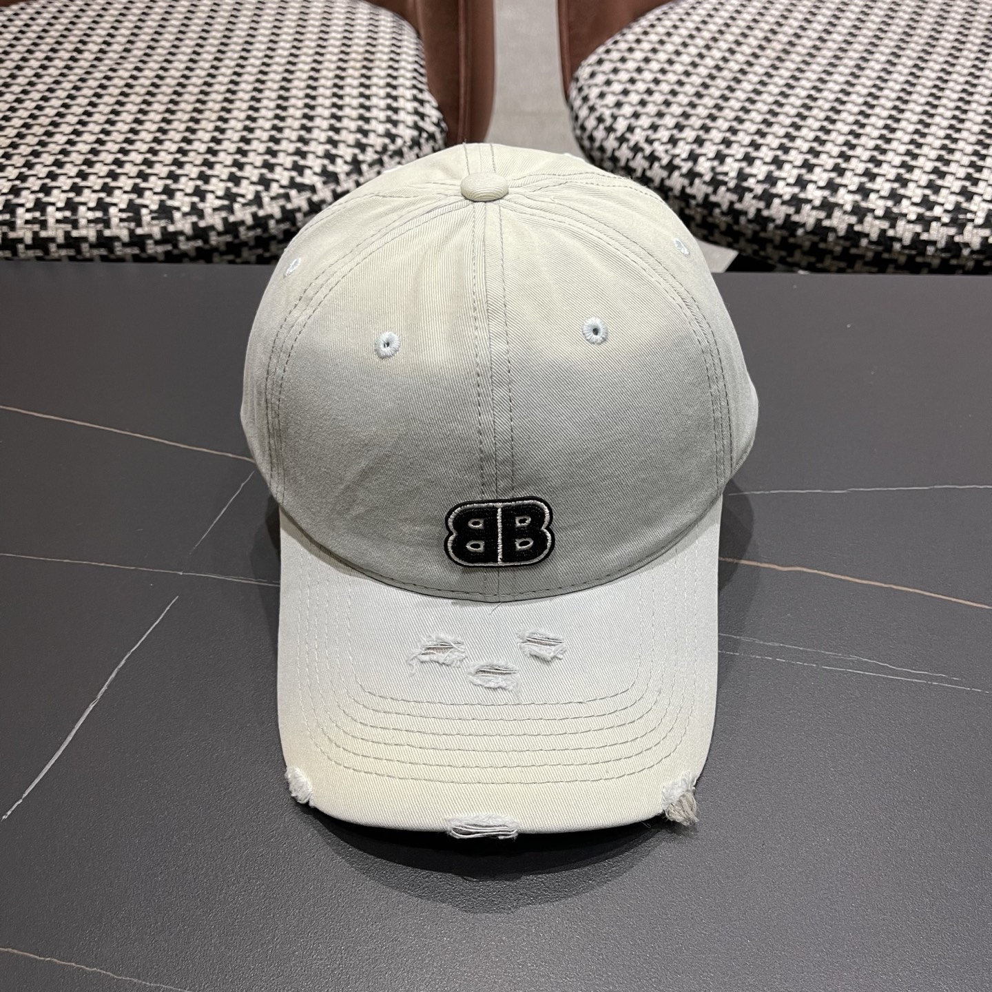 BALENCIAGA巴黎世家新款棒球帽，很酷的色系，男女佩戴都有不同style，巴黎粉必入款！