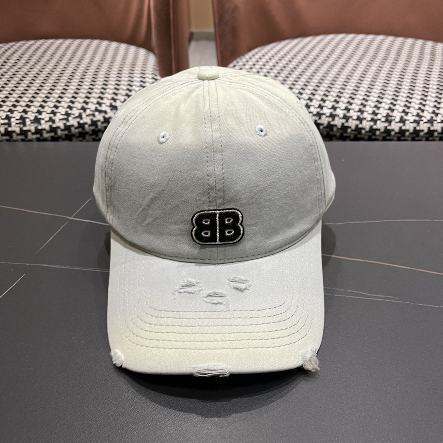 BALENCIAGA巴黎世家新款棒球帽，很酷的色系，男女佩戴都有不同style，巴黎粉必入款！