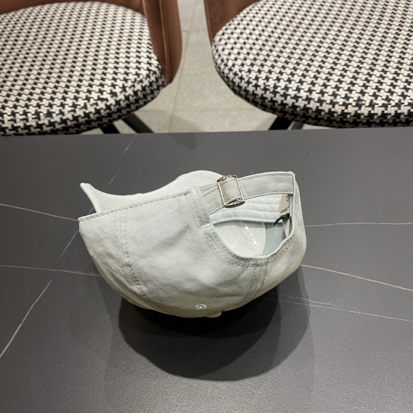 BALENCIAGA巴黎世家新款棒球帽，很酷的色系，男女佩戴都有不同style，巴黎粉必入款！