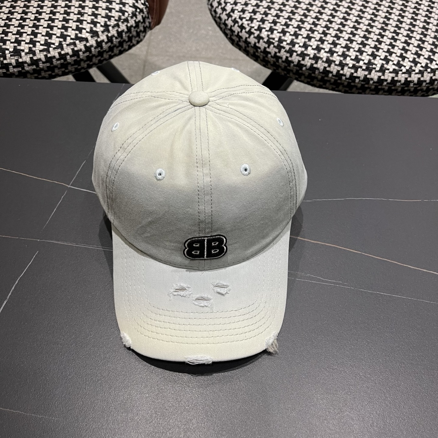 BALENCIAGA巴黎世家新款棒球帽，很酷的色系，男女佩戴都有不同style，巴黎粉必入款！
