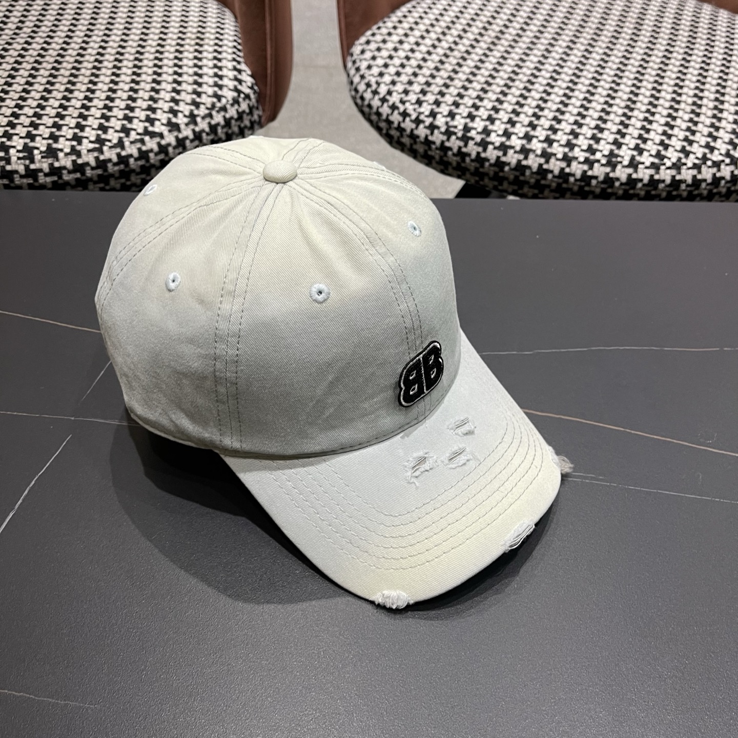 BALENCIAGA巴黎世家新款棒球帽，很酷的色系，男女佩戴都有不同style，巴黎粉必入款！