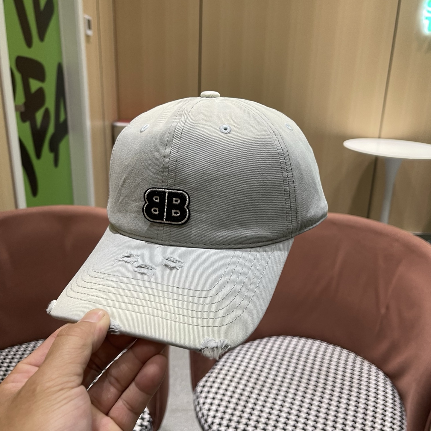 BALENCIAGA巴黎世家新款棒球帽，很酷的色系，男女佩戴都有不同style，巴黎粉必入款！