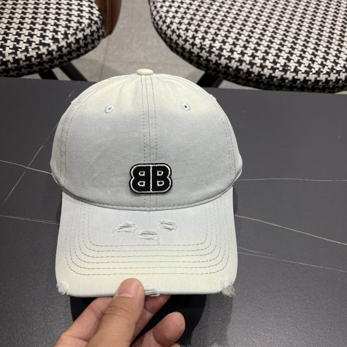 BALENCIAGA巴黎世家新款棒球帽，很酷的色系，男女佩戴都有不同style，巴黎粉必入款！