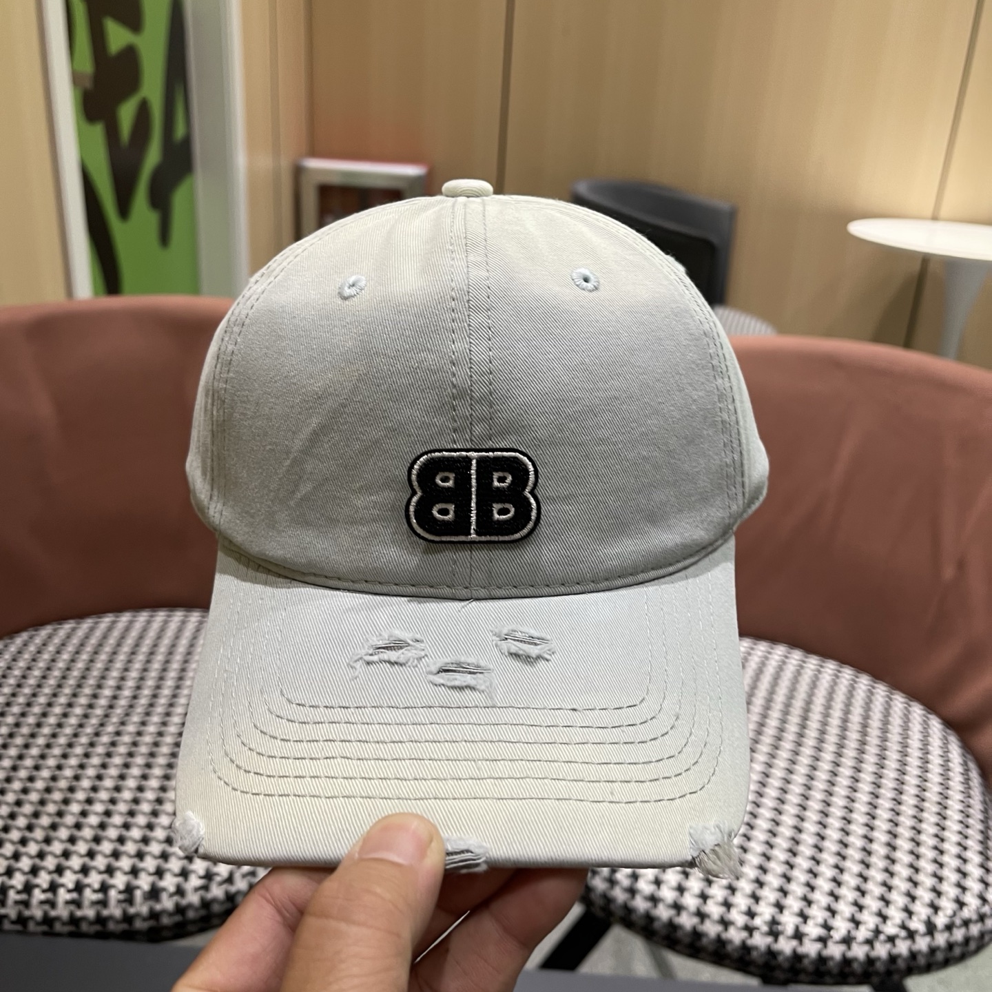 BALENCIAGA巴黎世家新款棒球帽，很酷的色系，男女佩戴都有不同style，巴黎粉必入款！