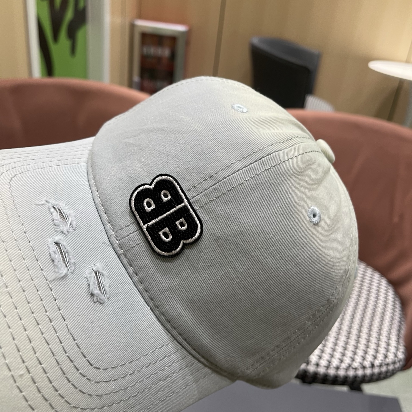 BALENCIAGA巴黎世家新款棒球帽，很酷的色系，男女佩戴都有不同style，巴黎粉必入款！
